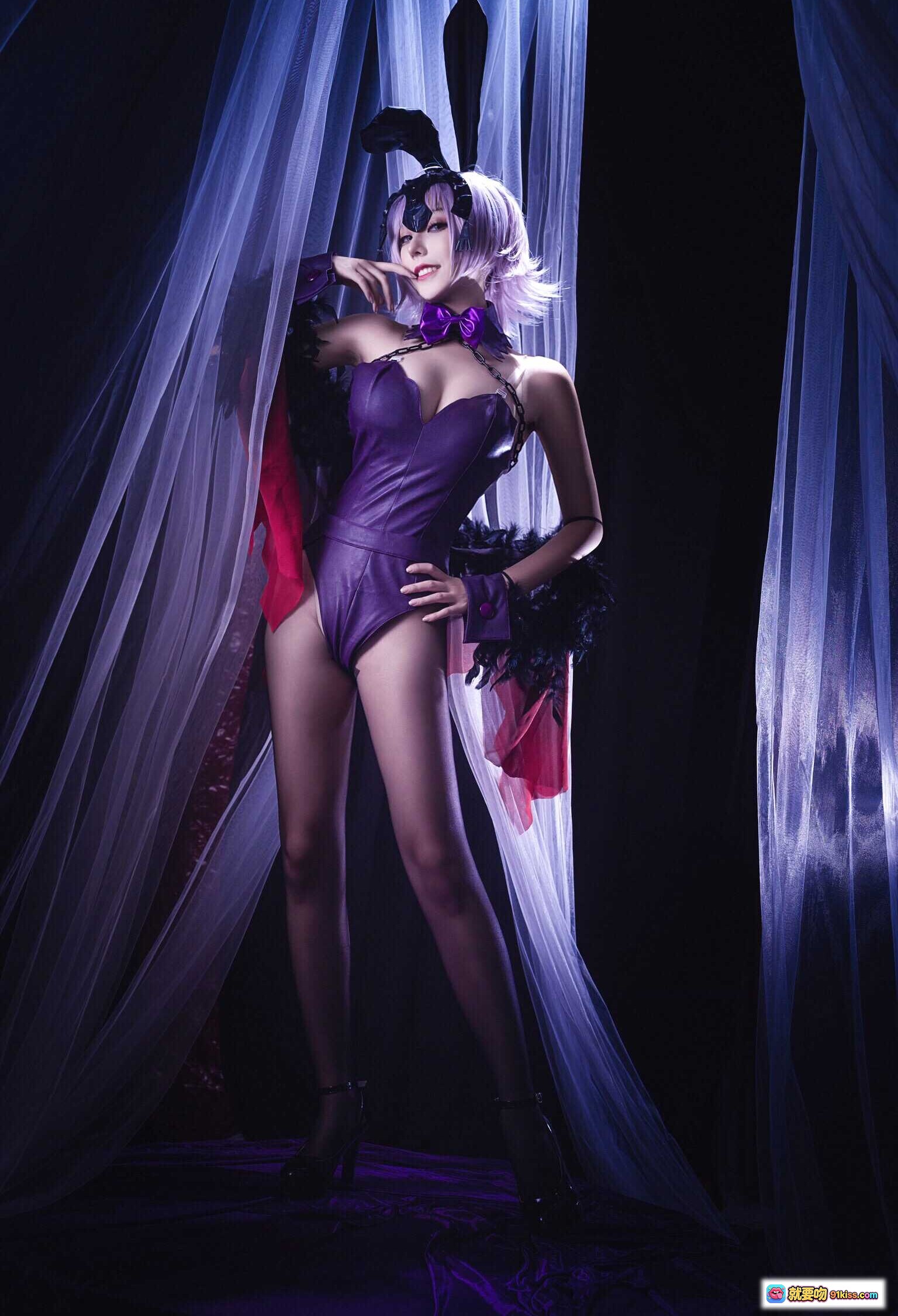 图片[3] - 黑贞德兔女郎Cosplay写真｜紫色短发+黑色兔耳+哥特风项圈+链条装饰｜高清9P美图 - 就要吻