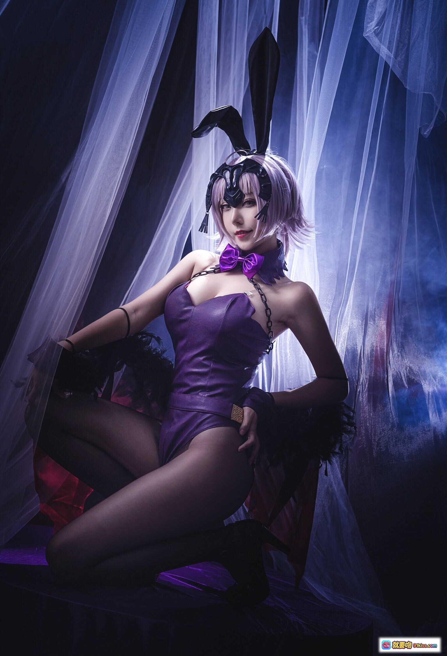 图片[9] - 黑贞德兔女郎Cosplay写真｜紫色短发+黑色兔耳+哥特风项圈+链条装饰｜高清9P美图 - 就要吻