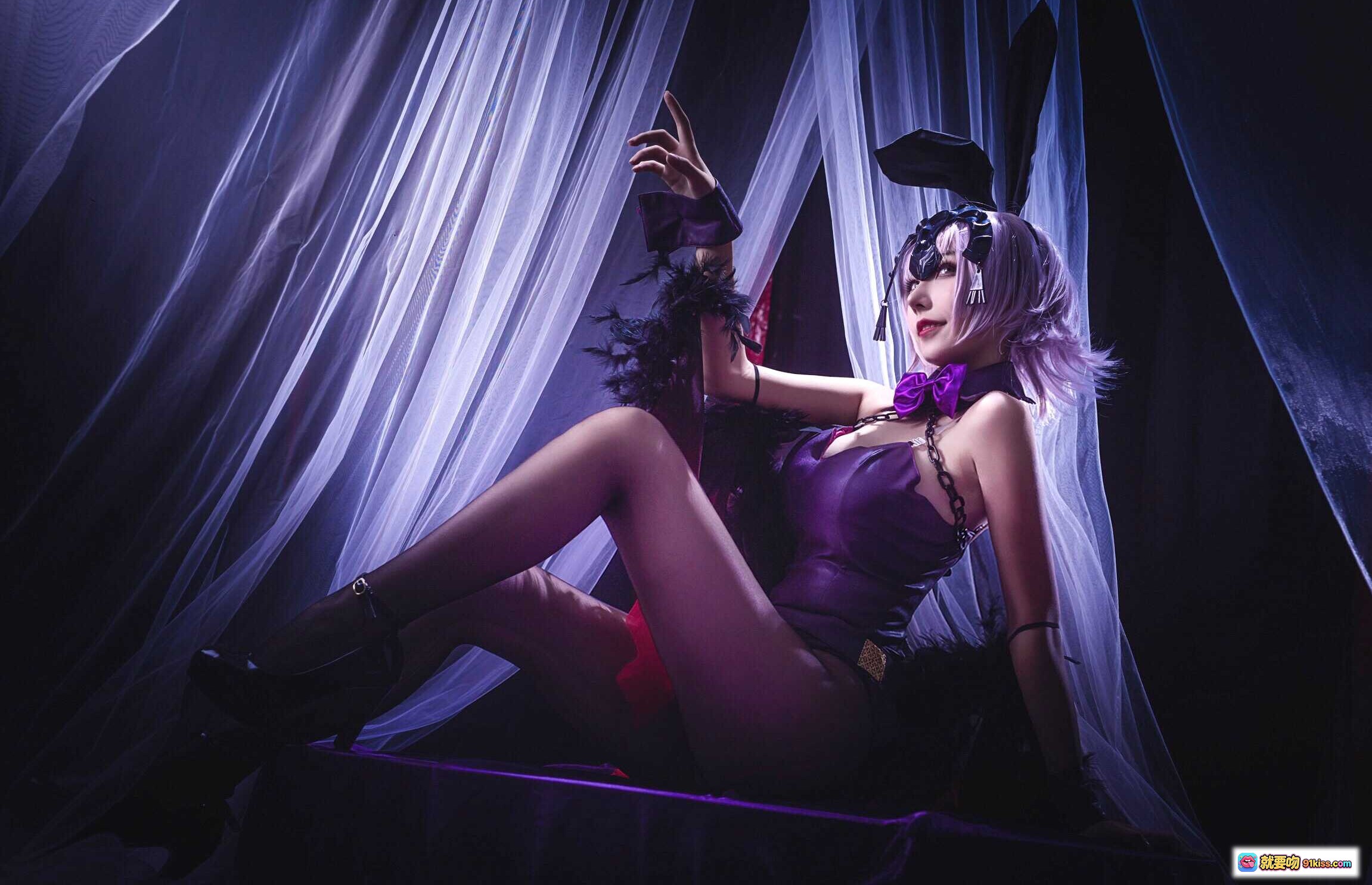 图片[7] - 黑贞德兔女郎Cosplay写真｜紫色短发+黑色兔耳+哥特风项圈+链条装饰｜高清9P美图 - 就要吻