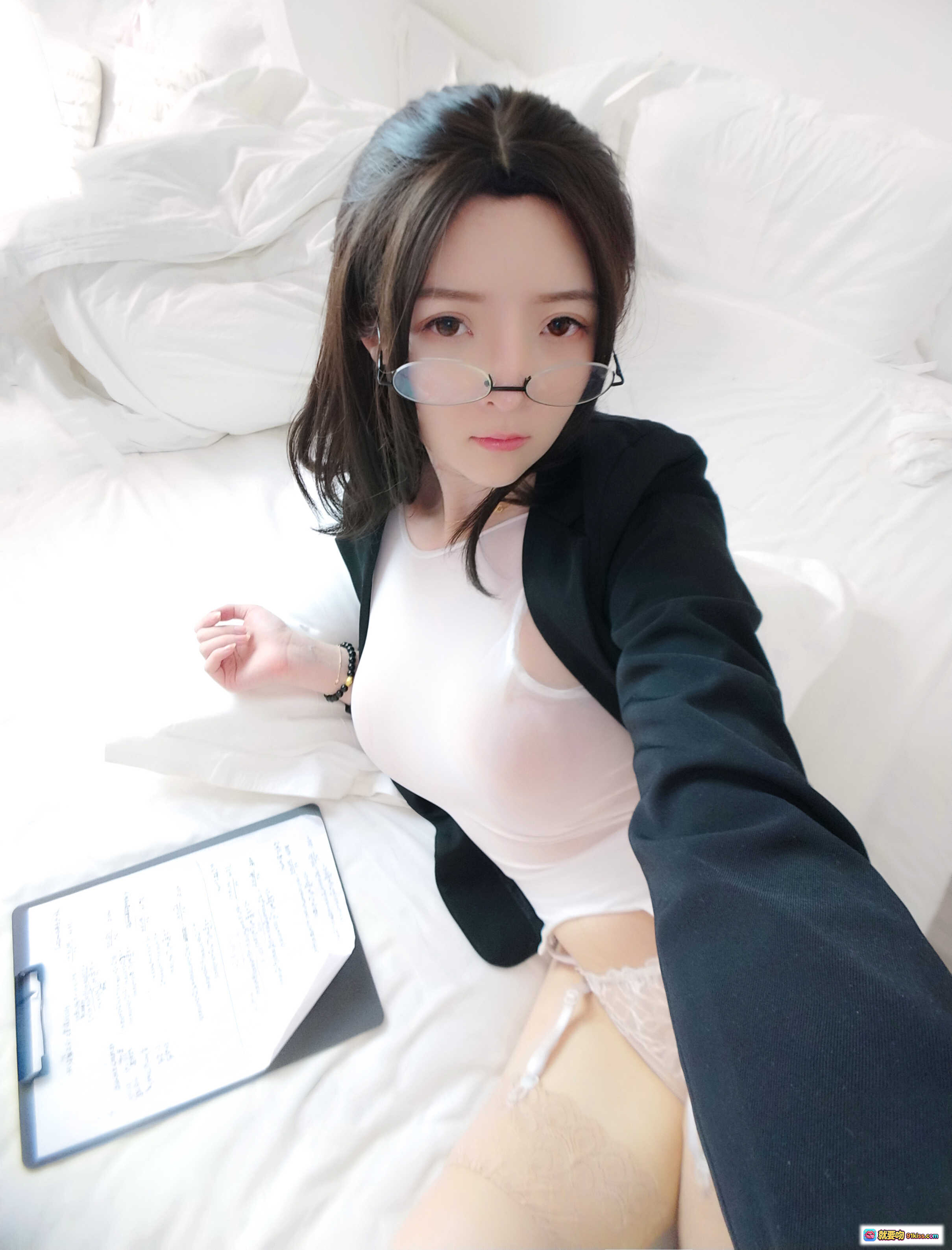 图片[3] - 一小央泽NO.045家教老师写真：黑西装白内搭蕾丝袜床上持板写字性感私房照 - 就要吻