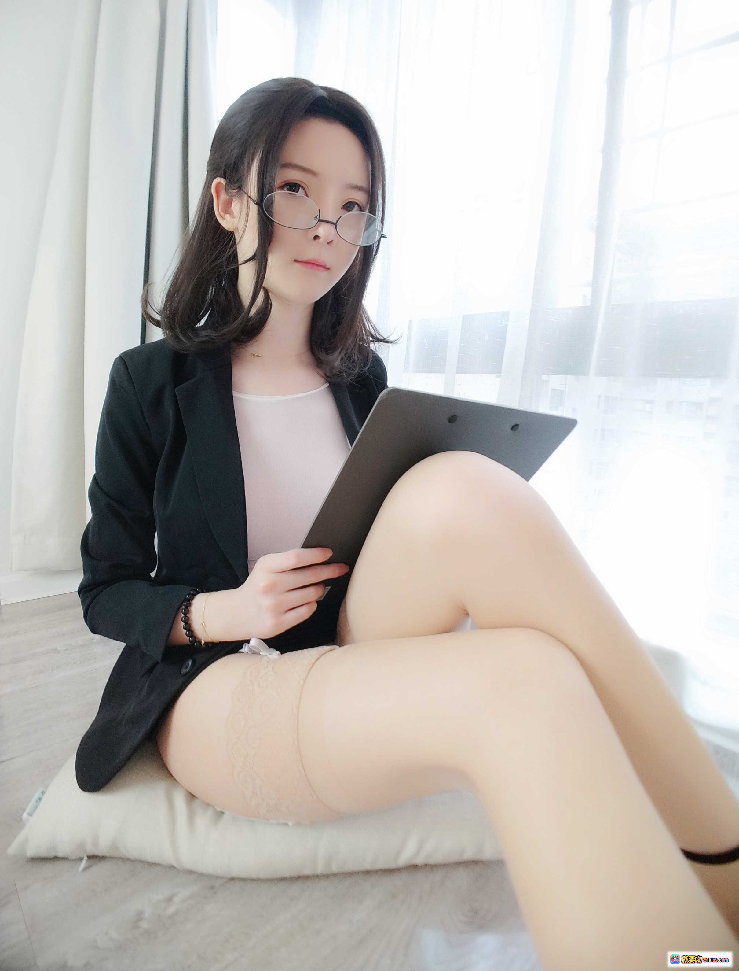 图片[4] - 一小央泽NO.045家教老师写真：黑西装白内搭蕾丝袜床上持板写字性感私房照 - 就要吻