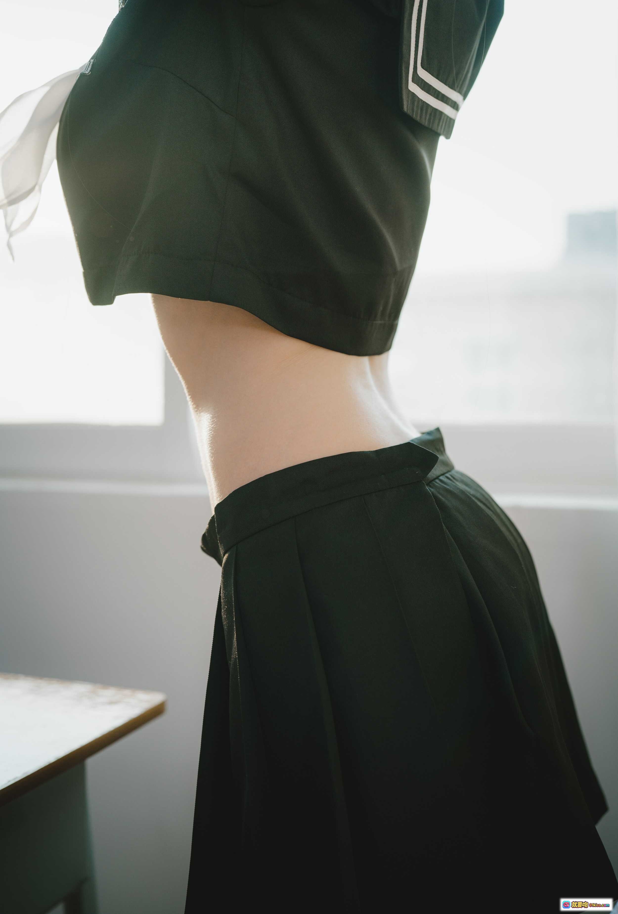 迷失人形NO.008犬学院幻想曲 黑色水手服短裙侧身特写 优雅腰线 日系校园风写真 23P高清图集 - 就要吻