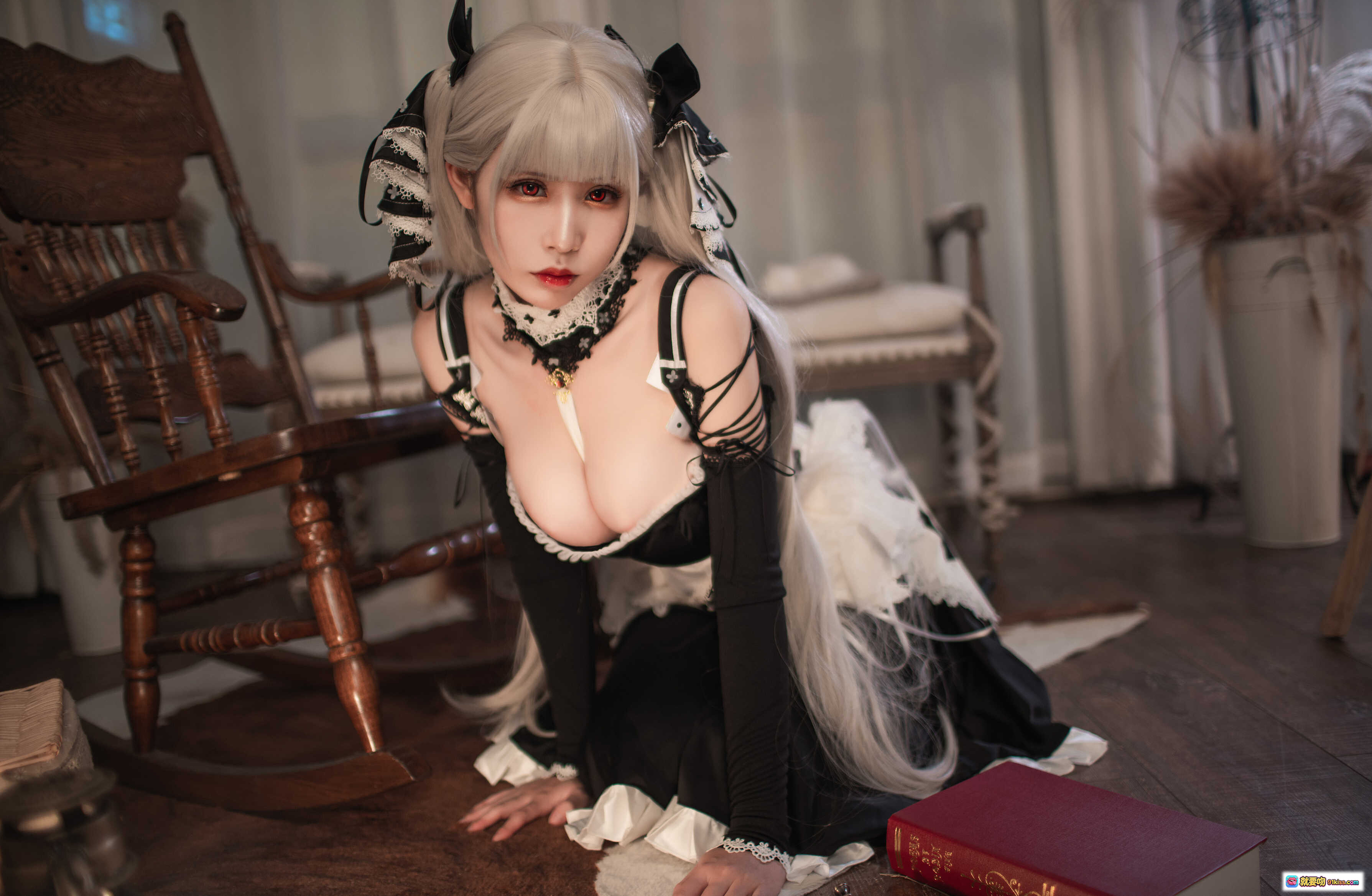 爱老师可畏写真集NO.009 黑白洛丽塔女仆装 金发双马尾 优雅跪姿 室内复古风 20P高清图集 - 就要吻