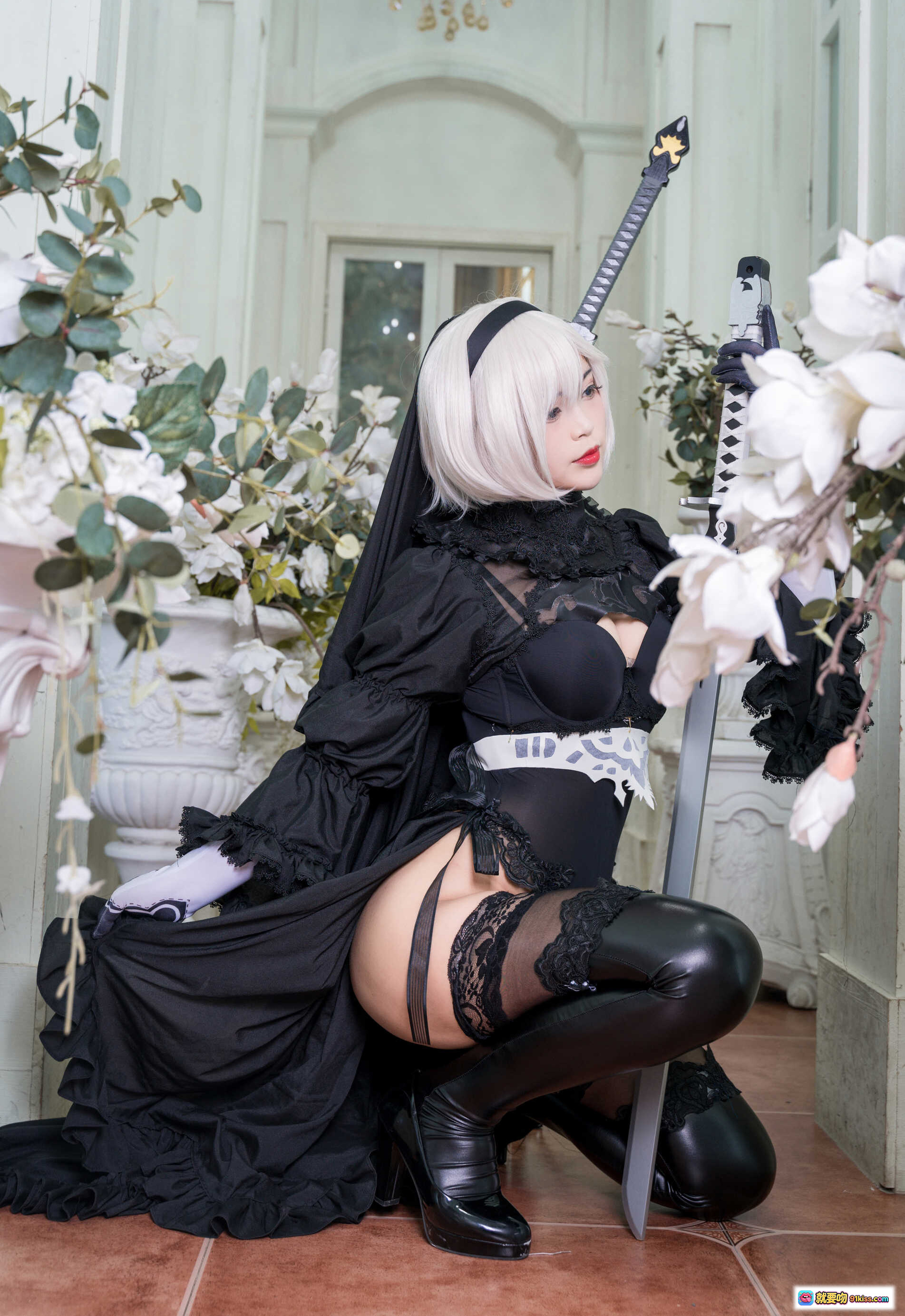 图片[6] - 白烨Vol.009 2B黑白cosplay写真｜哥特风修女装｜蕾丝透视黑裙｜白发红唇造型｜精致道具剑｜室内花艺场景｜131P高清图集 - 就要吻