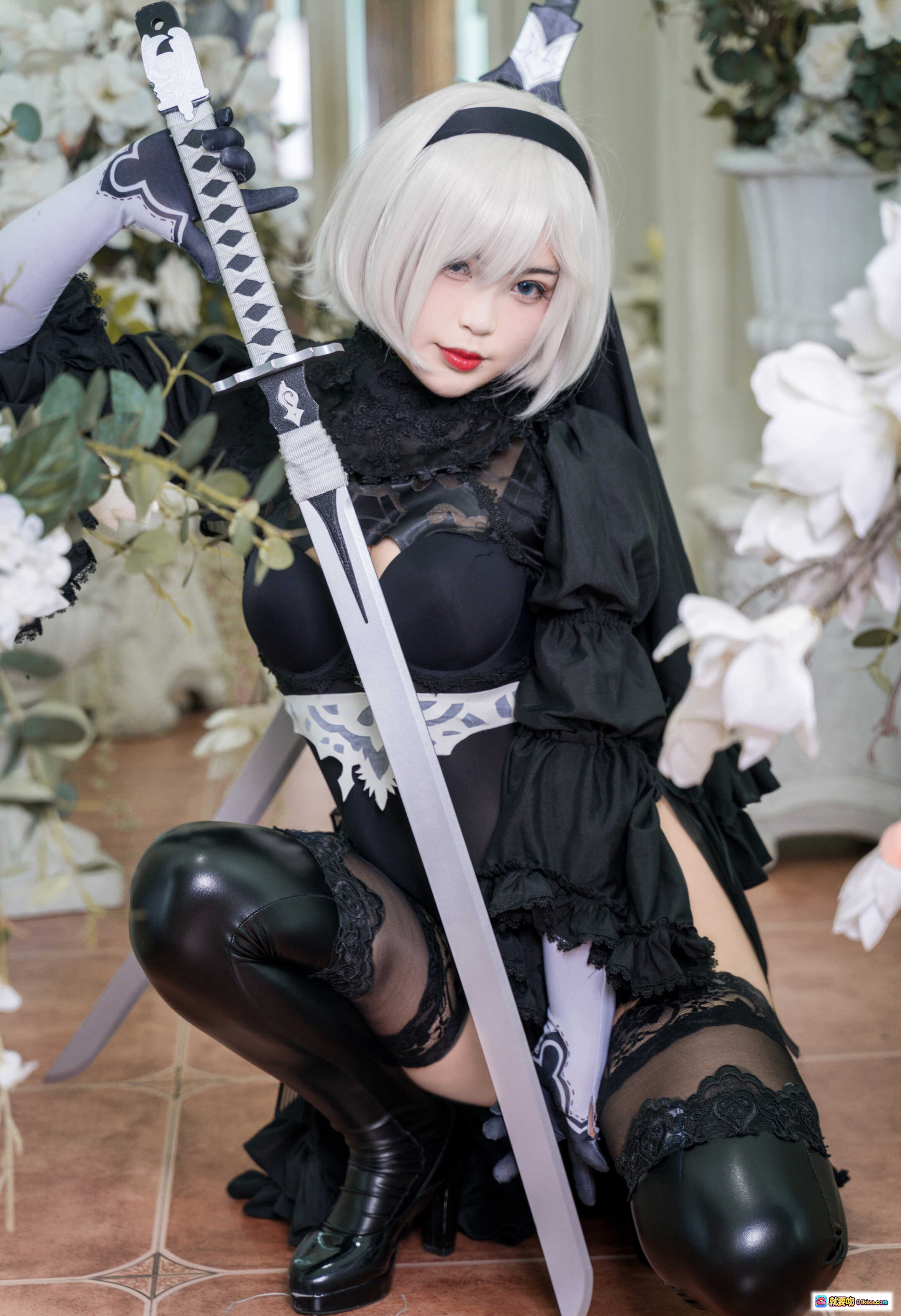 图片[4] - 白烨Vol.009 2B黑白cosplay写真｜哥特风修女装｜蕾丝透视黑裙｜白发红唇造型｜精致道具剑｜室内花艺场景｜131P高清图集 - 就要吻
