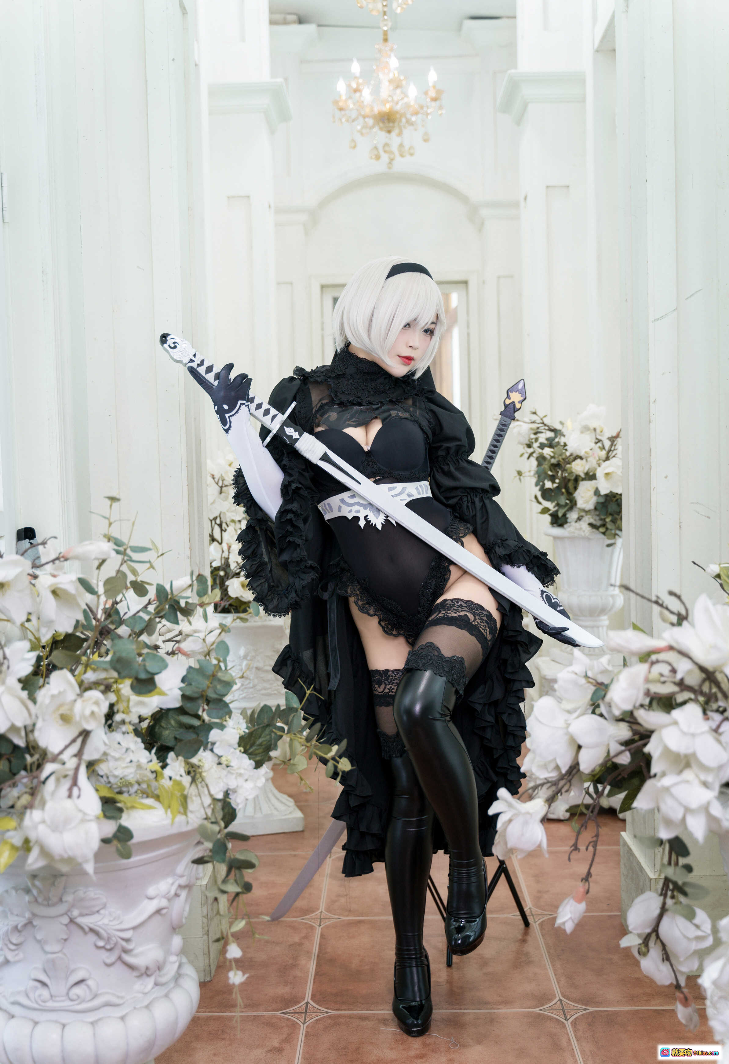 图片[9] - 白烨Vol.009 2B黑白cosplay写真｜哥特风修女装｜蕾丝透视黑裙｜白发红唇造型｜精致道具剑｜室内花艺场景｜131P高清图集 - 就要吻