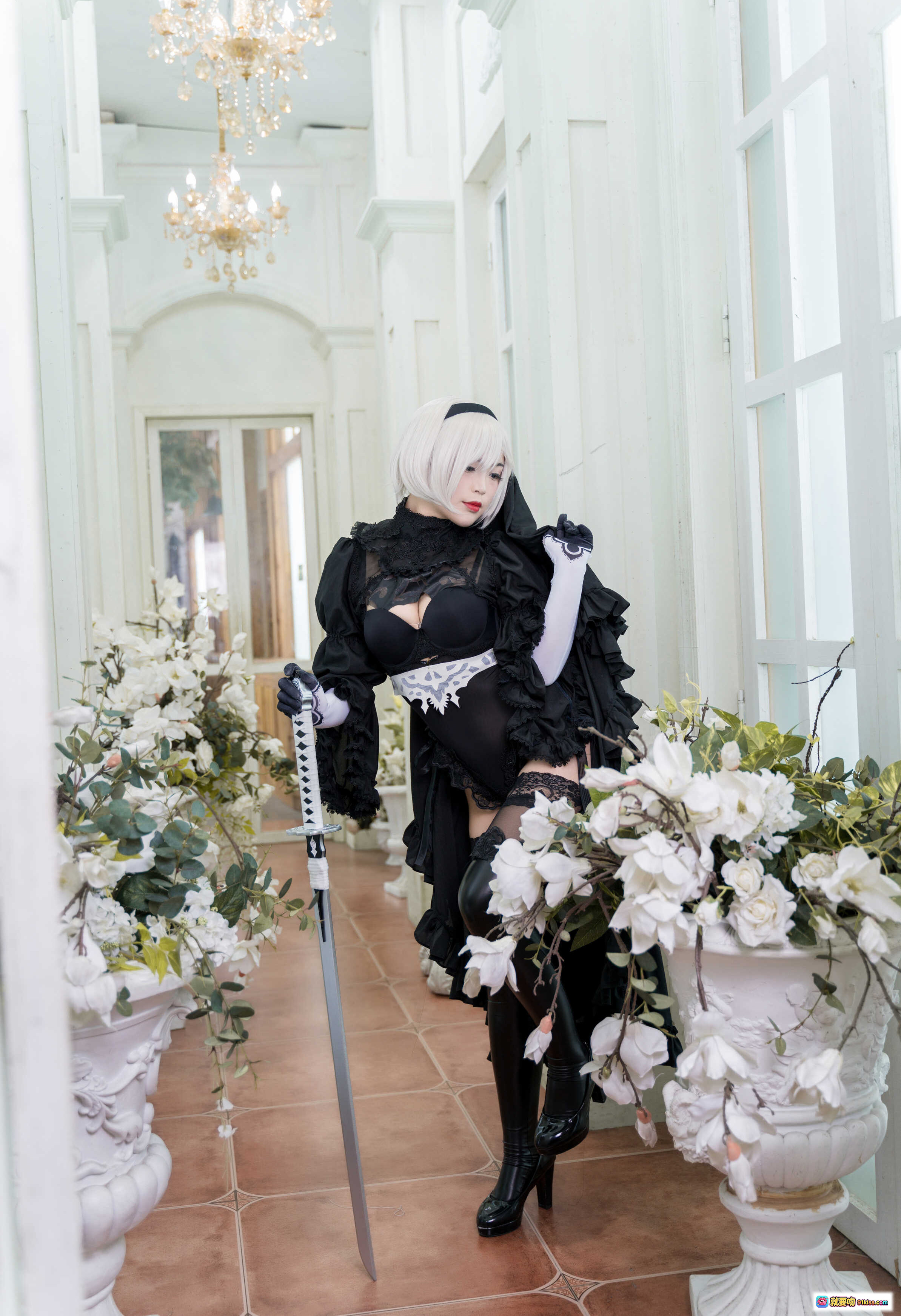 图片[10] - 白烨Vol.009 2B黑白cosplay写真｜哥特风修女装｜蕾丝透视黑裙｜白发红唇造型｜精致道具剑｜室内花艺场景｜131P高清图集 - 就要吻