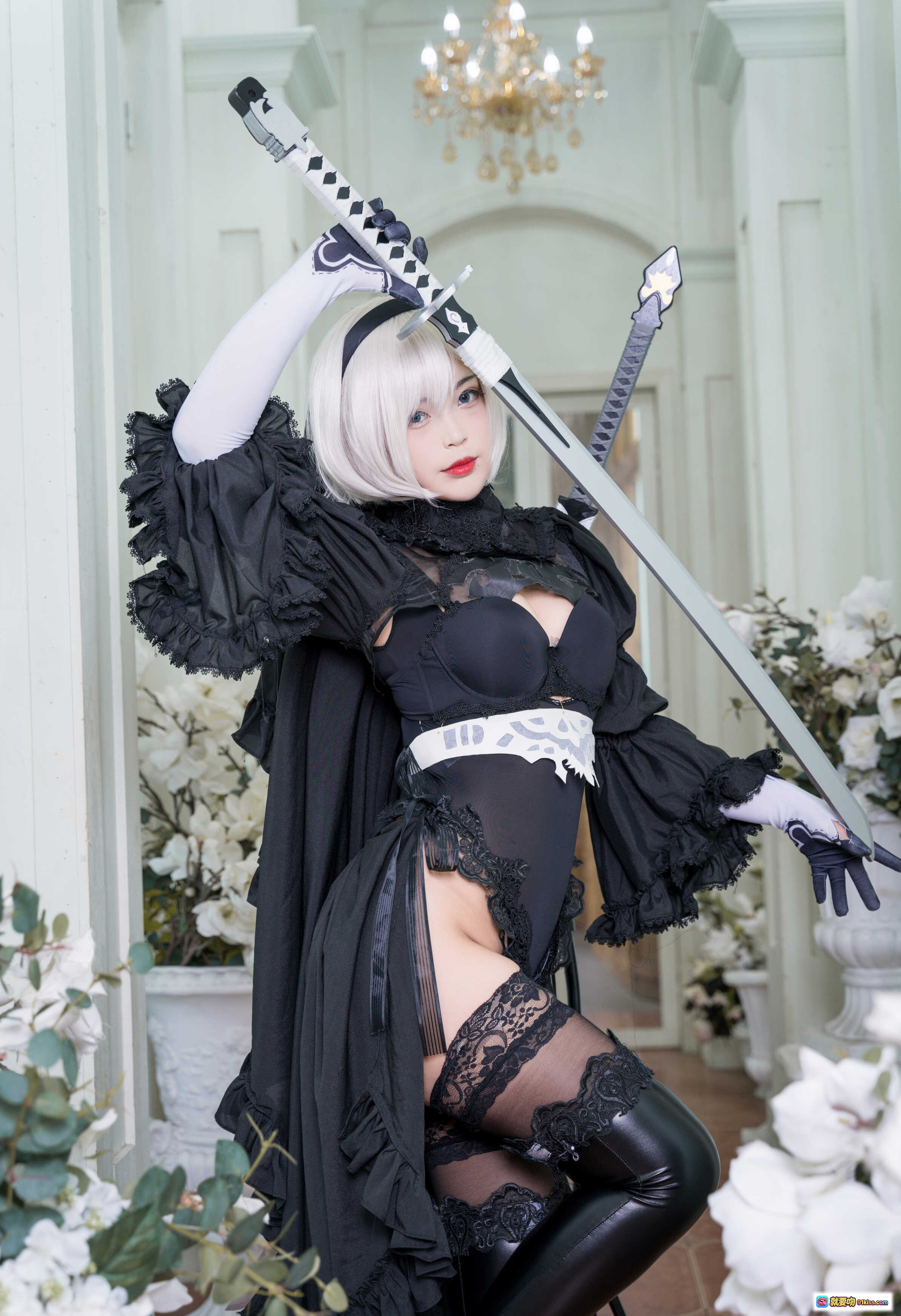 图片[2] - 白烨Vol.009 2B黑白cosplay写真｜哥特风修女装｜蕾丝透视黑裙｜白发红唇造型｜精致道具剑｜室内花艺场景｜131P高清图集 - 就要吻