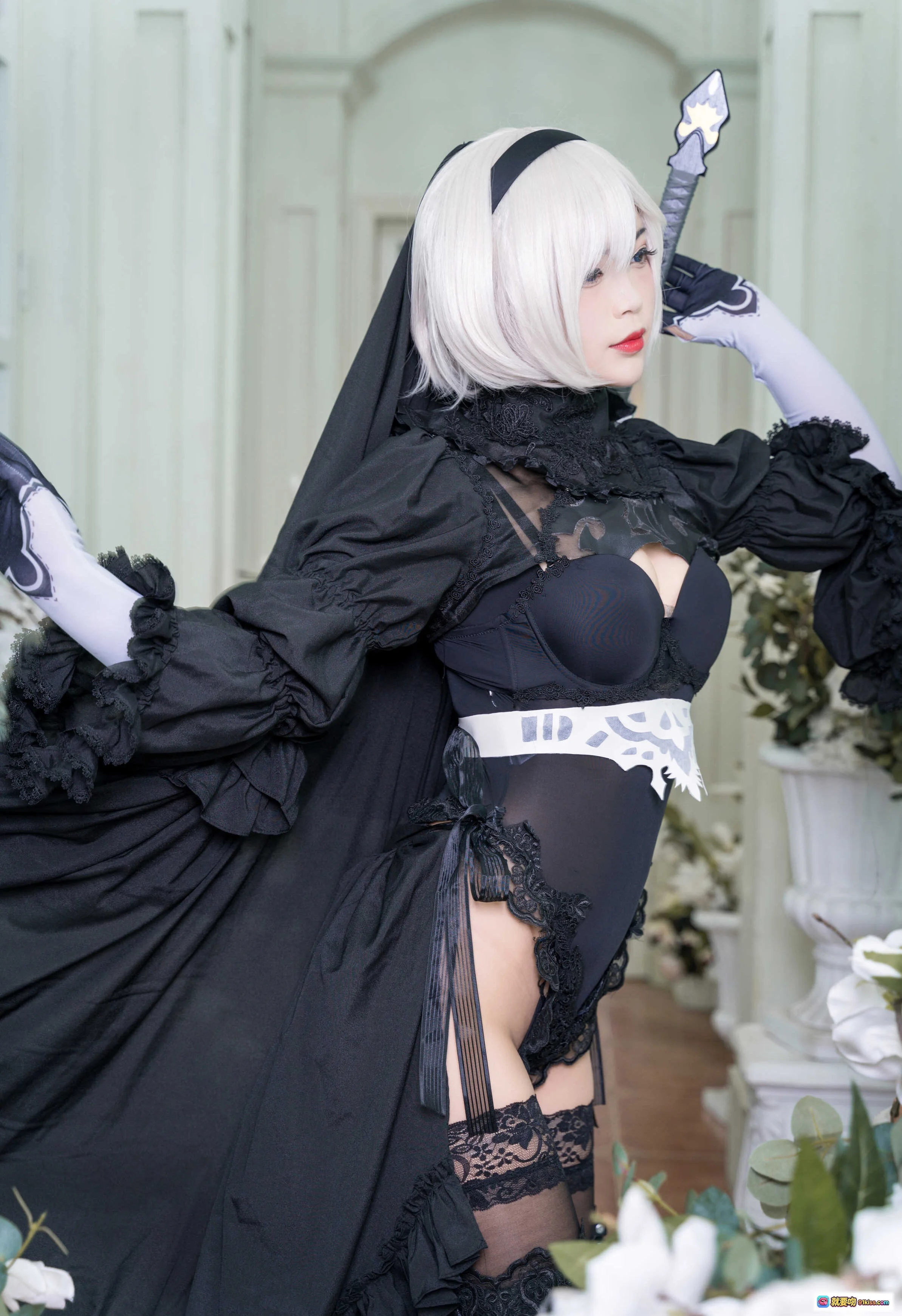 白烨Vol.009 2B黑白cosplay写真｜哥特风修女装｜蕾丝透视黑裙｜白发红唇造型｜精致道具剑｜室内花艺场景｜131P高清图集 - 就要吻