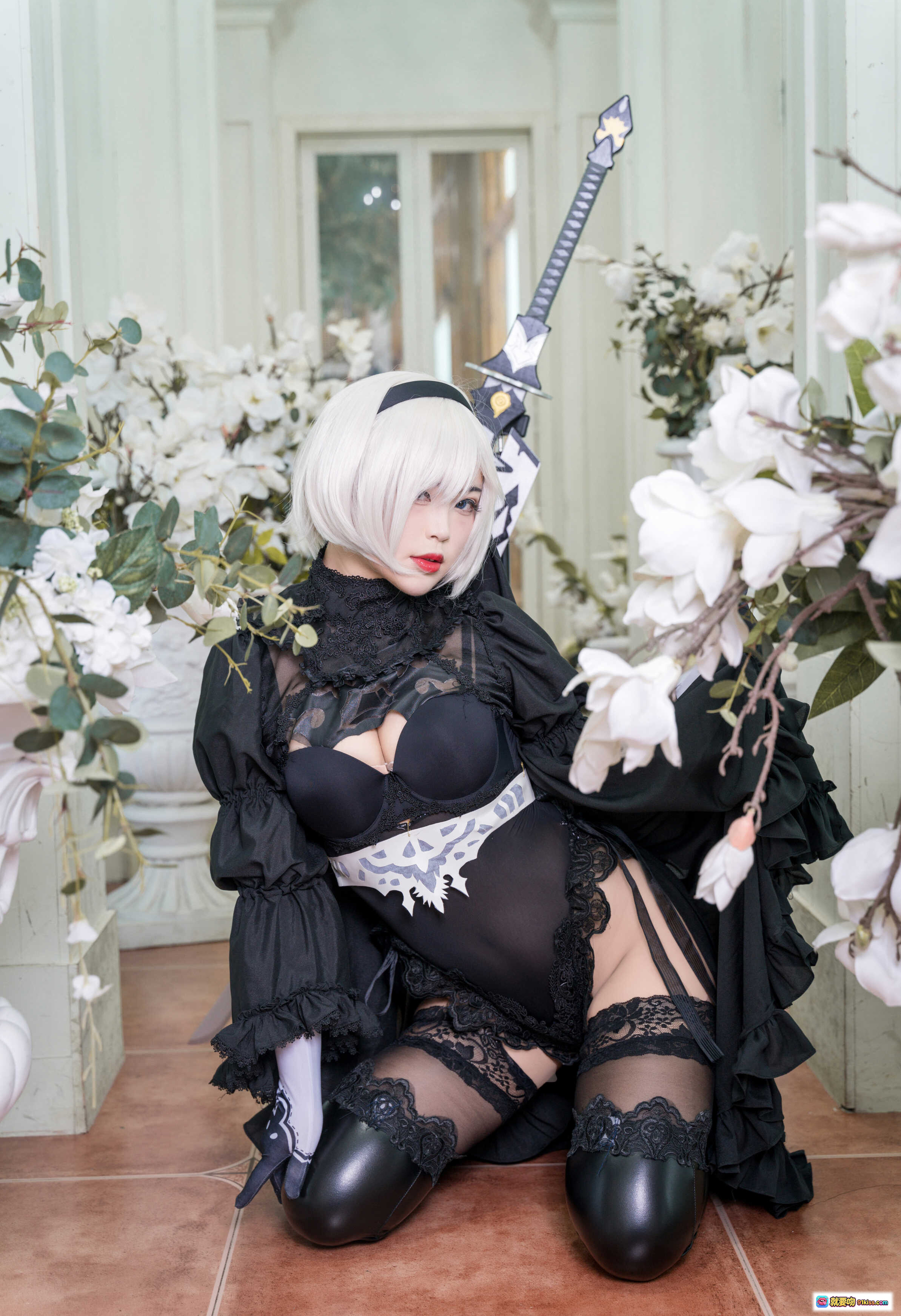 图片[7] - 白烨Vol.009 2B黑白cosplay写真｜哥特风修女装｜蕾丝透视黑裙｜白发红唇造型｜精致道具剑｜室内花艺场景｜131P高清图集 - 就要吻