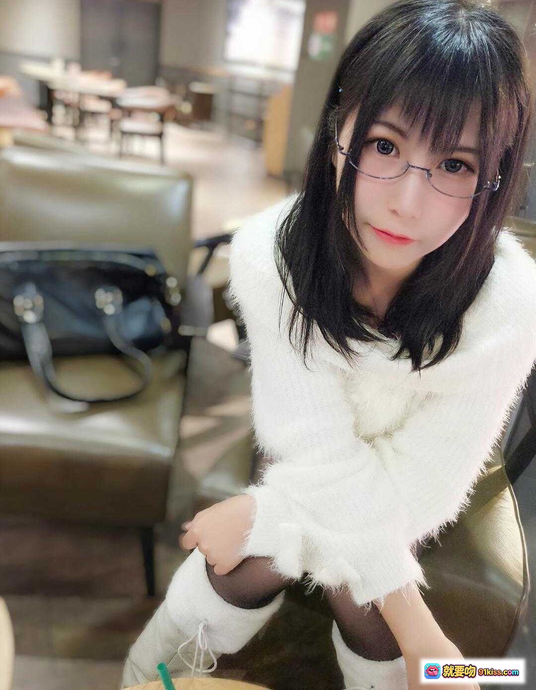 图片[2] - 逐月SU甜美写真 | 白毛衣黑丝眼镜少女 | 温柔日系风室内拍照 | NO.002高清美图 - 就要吻