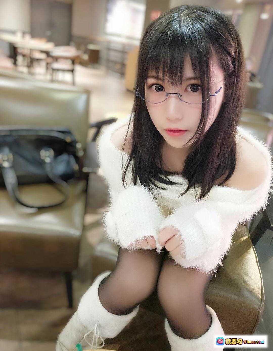 图片[1] - 逐月SU甜美写真 | 白毛衣黑丝眼镜少女 | 温柔日系风室内拍照 | NO.002高清美图 - 就要吻