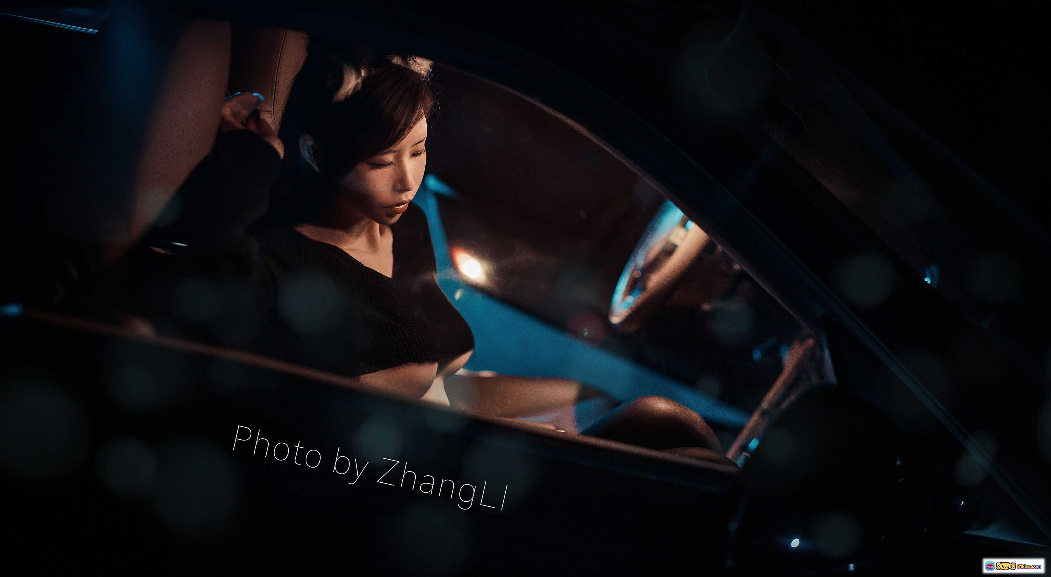 图片[9] - 爱老师保时捷女郎车内写真｜性感露肩黑衣｜车内氛围感大片｜ZhangLi摄影 - 就要吻