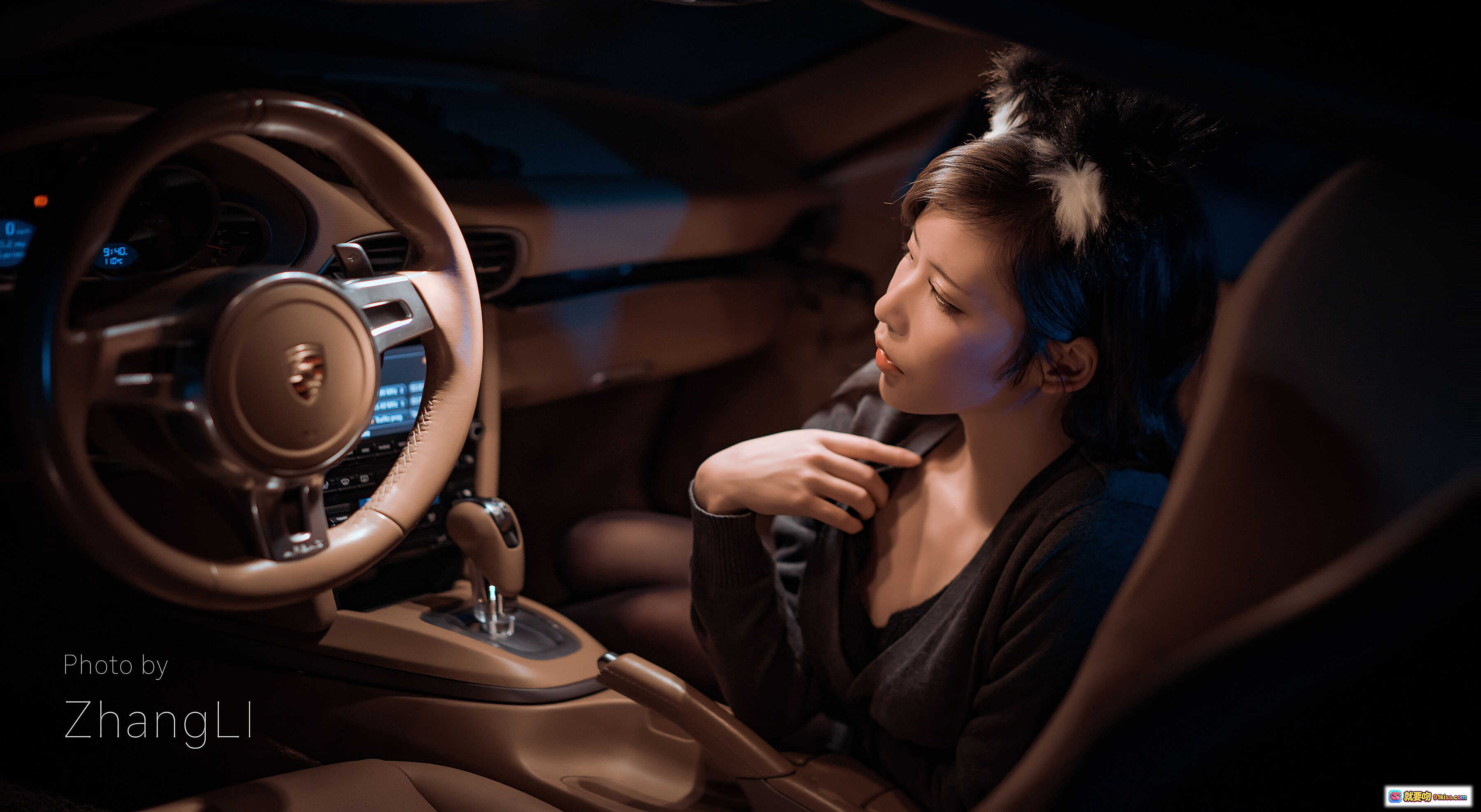图片[4] - 爱老师保时捷女郎车内写真｜性感露肩黑衣｜车内氛围感大片｜ZhangLi摄影 - 就要吻