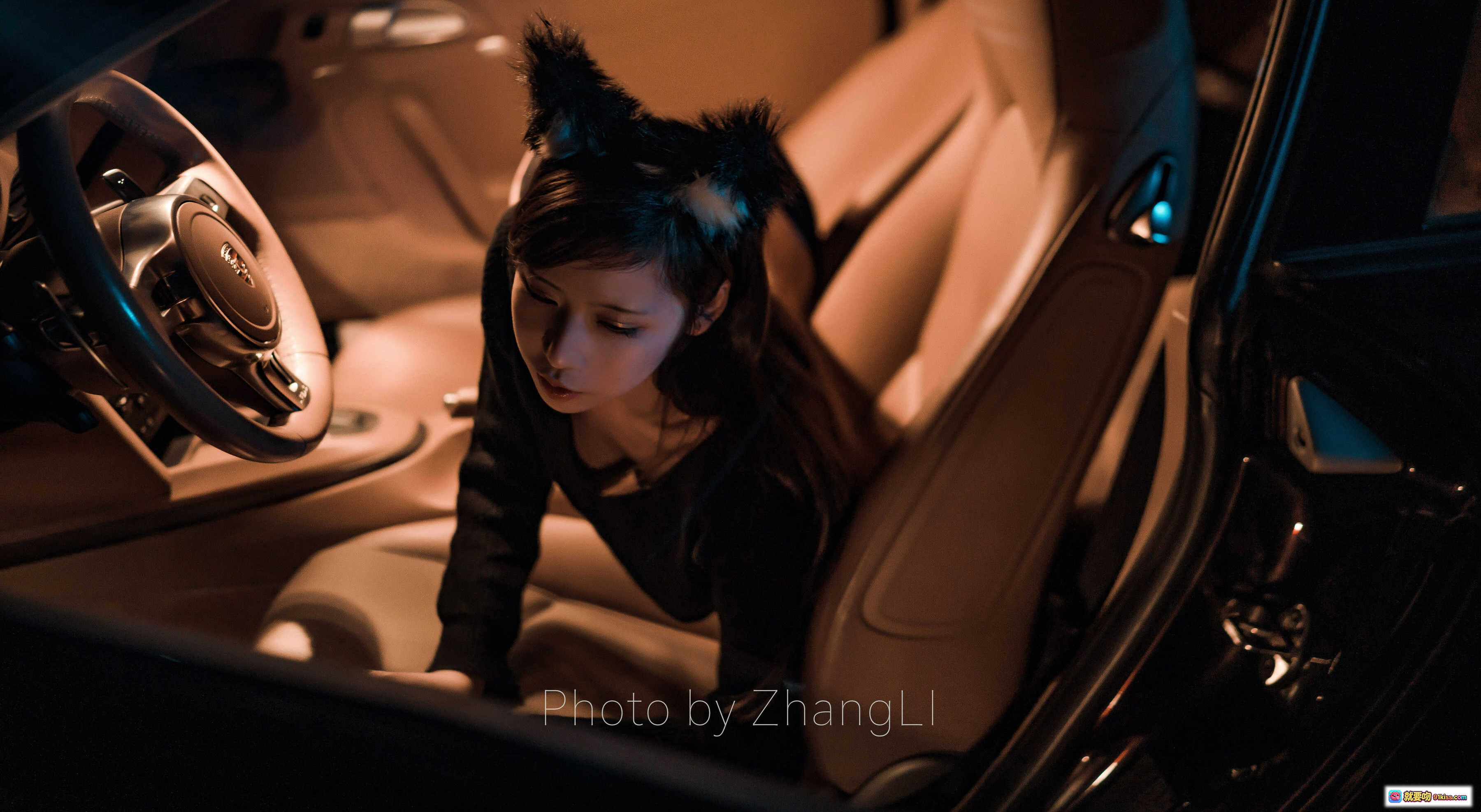 图片[8] - 爱老师保时捷女郎车内写真｜性感露肩黑衣｜车内氛围感大片｜ZhangLi摄影 - 就要吻