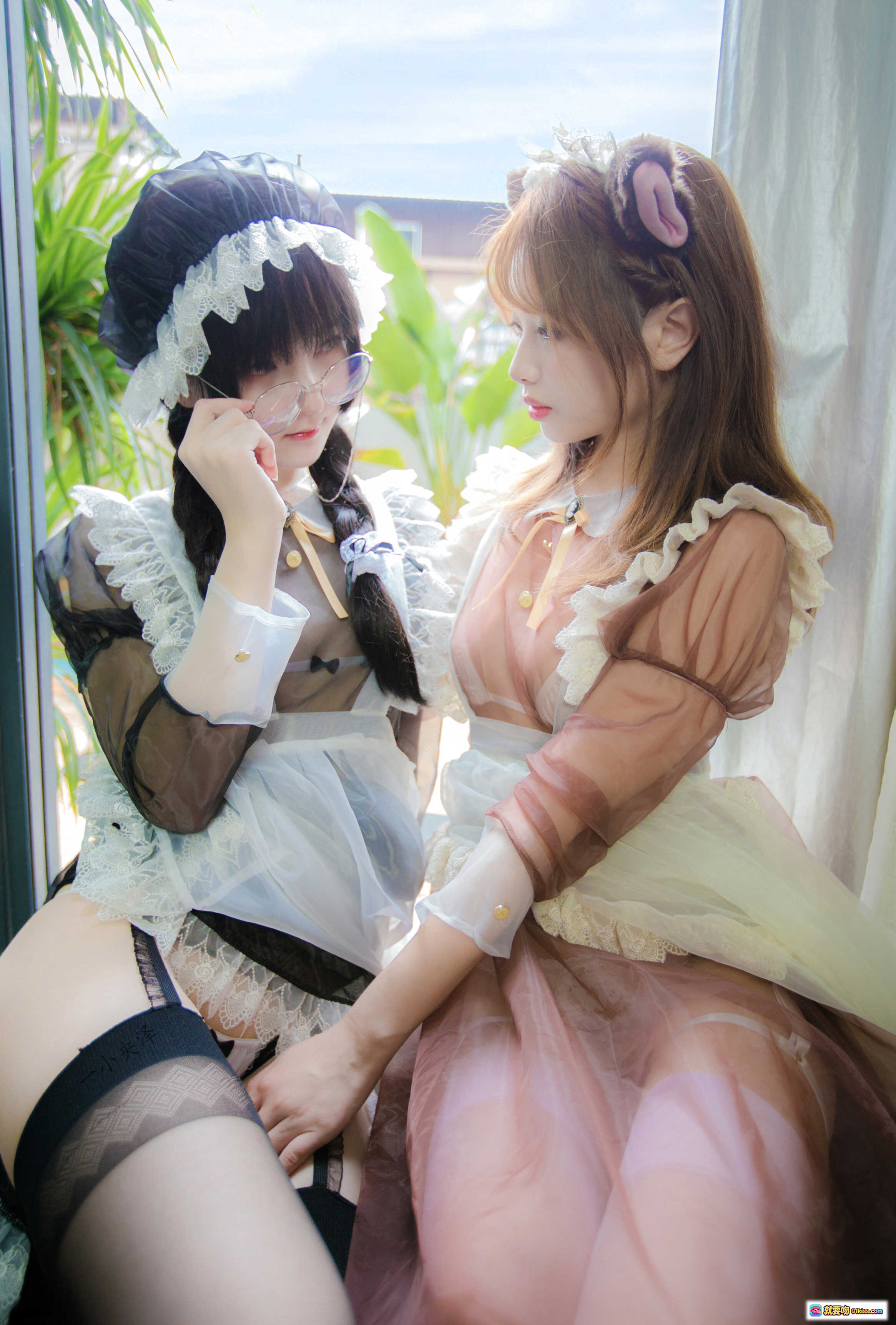 图片[3] - 一小央泽 NO.029 早安吻 21P1V-126M 透明薄纱 轻柔晨光 双人互动 优雅姿态 柔美色调 窗边场景 朦胧美感 精致服饰 细腻质感 温柔氛围 - 就要吻