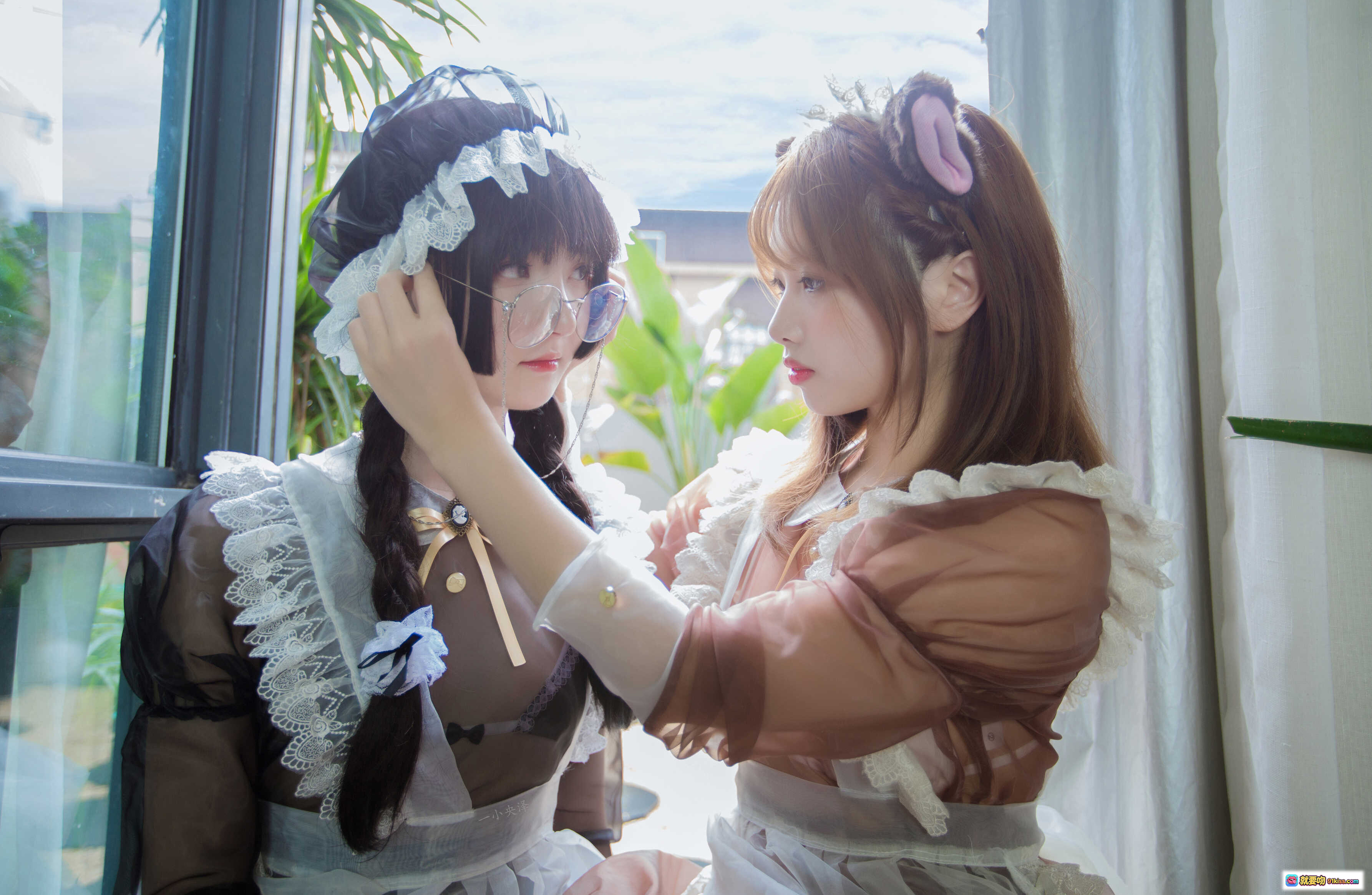 图片[4] - 一小央泽 NO.029 早安吻 21P1V-126M 透明薄纱 轻柔晨光 双人互动 优雅姿态 柔美色调 窗边场景 朦胧美感 精致服饰 细腻质感 温柔氛围 - 就要吻