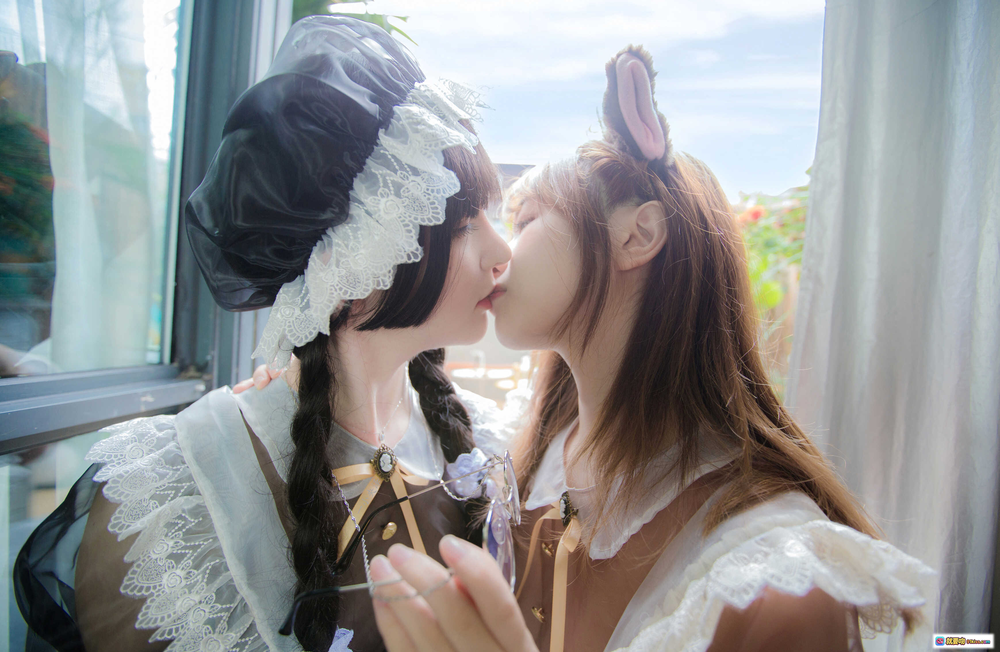 图片[2] - 一小央泽 NO.029 早安吻 21P1V-126M 透明薄纱 轻柔晨光 双人互动 优雅姿态 柔美色调 窗边场景 朦胧美感 精致服饰 细腻质感 温柔氛围 - 就要吻