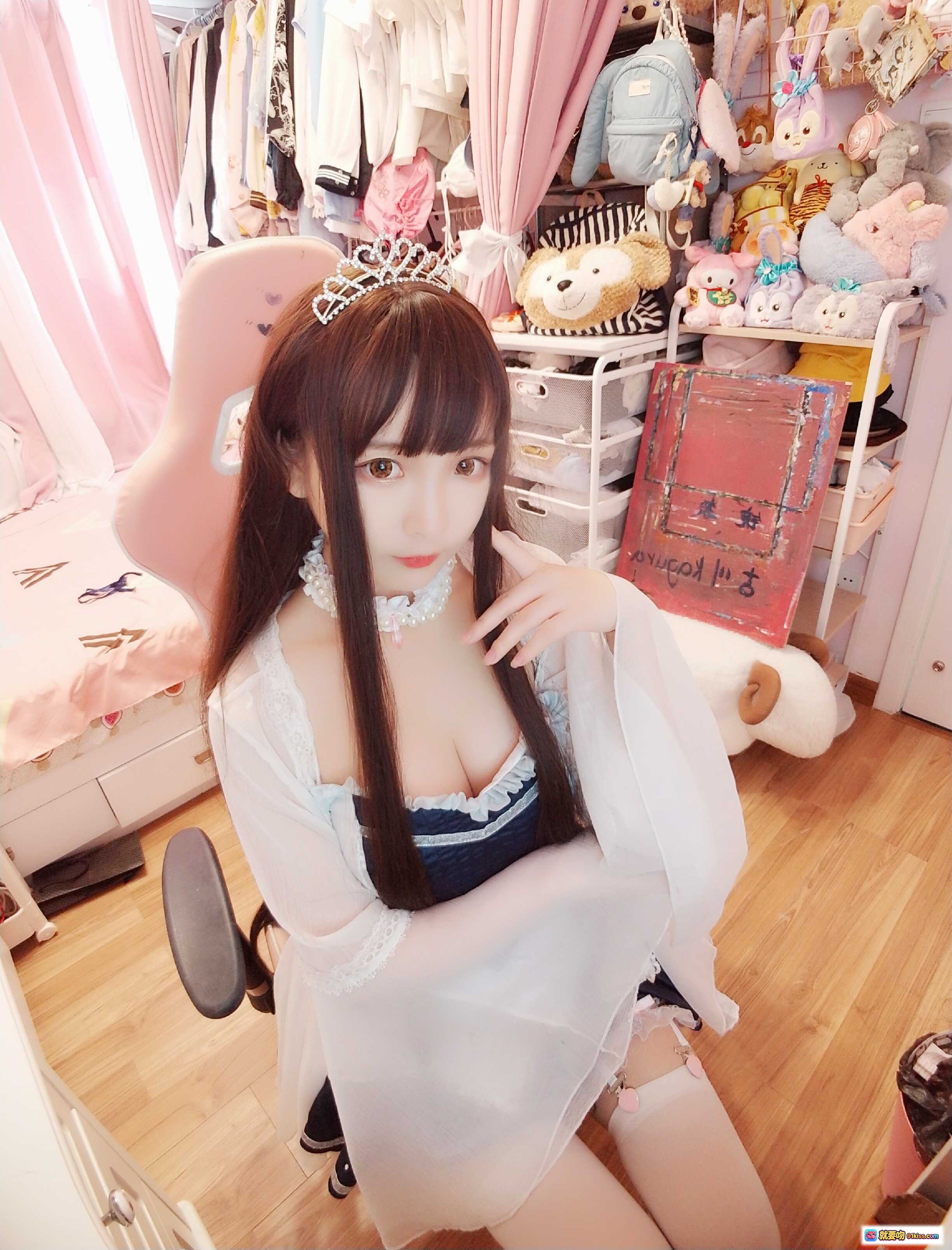 图片[10] - 古川NO.026小公主写真｜甜美长发+皇冠头饰+蕾丝洛丽塔风+粉色背景+精致妆容+温柔眼神 - 就要吻