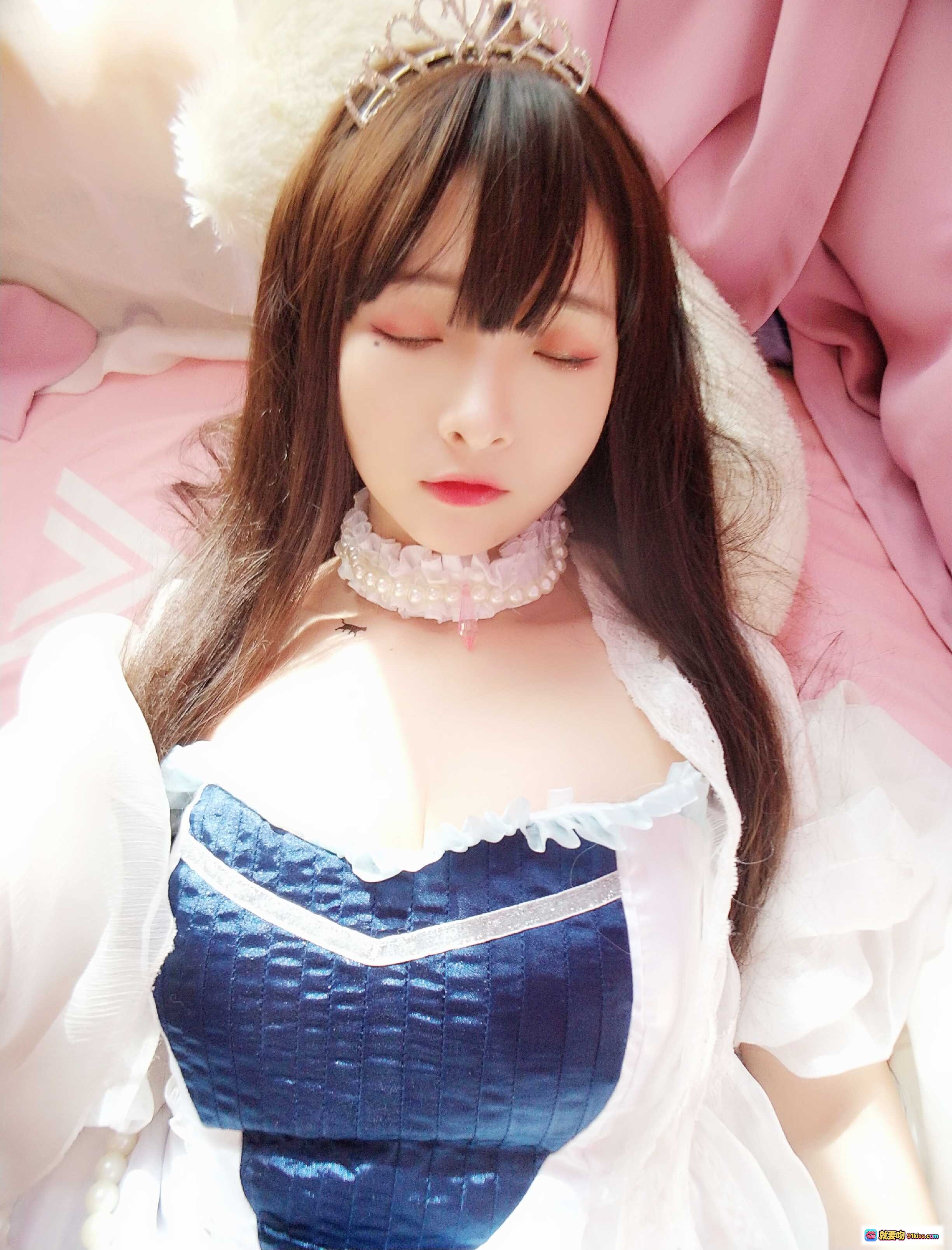 图片[4] - 古川NO.026小公主写真｜甜美长发+皇冠头饰+蕾丝洛丽塔风+粉色背景+精致妆容+温柔眼神 - 就要吻