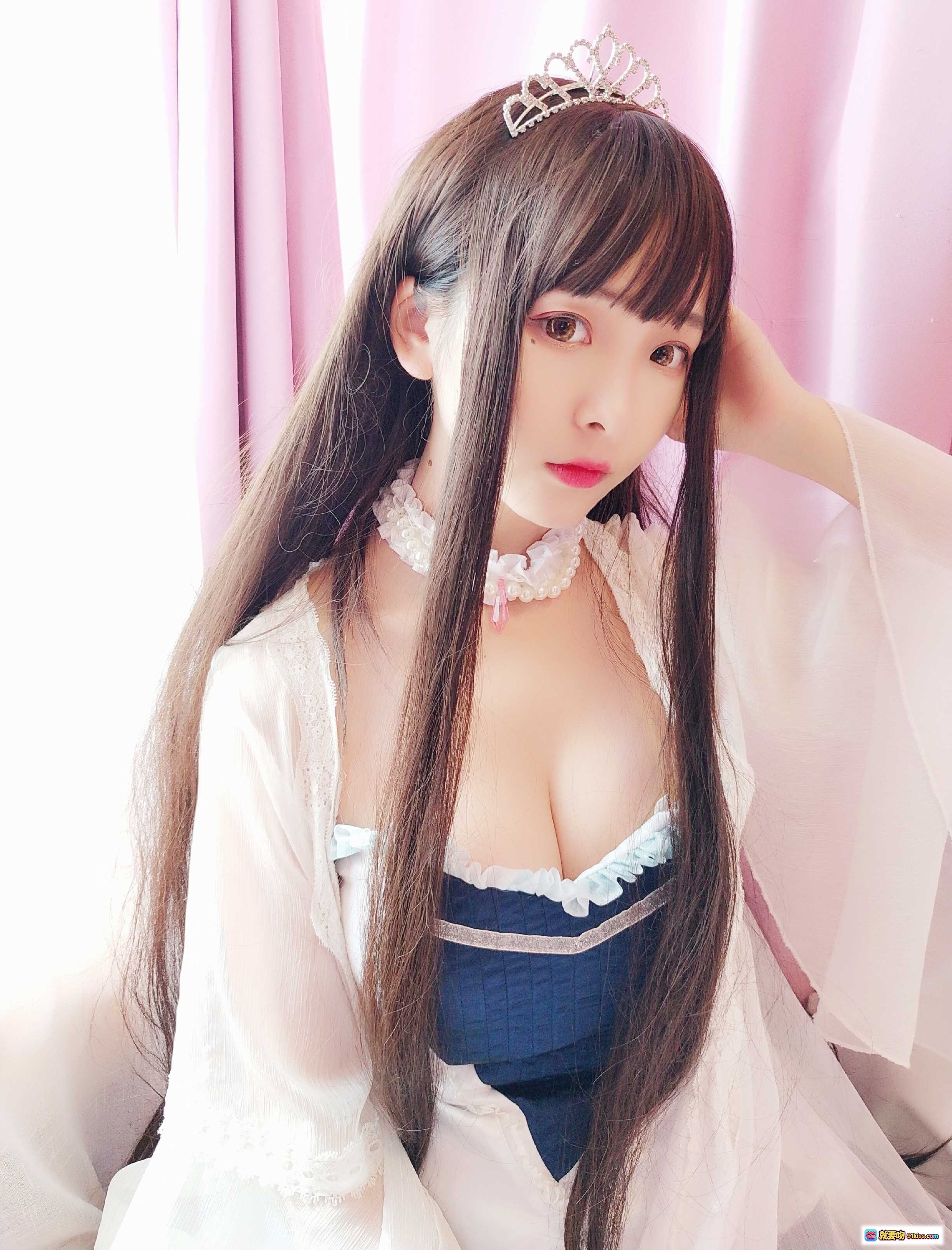 图片[3] - 古川NO.026小公主写真｜甜美长发+皇冠头饰+蕾丝洛丽塔风+粉色背景+精致妆容+温柔眼神 - 就要吻