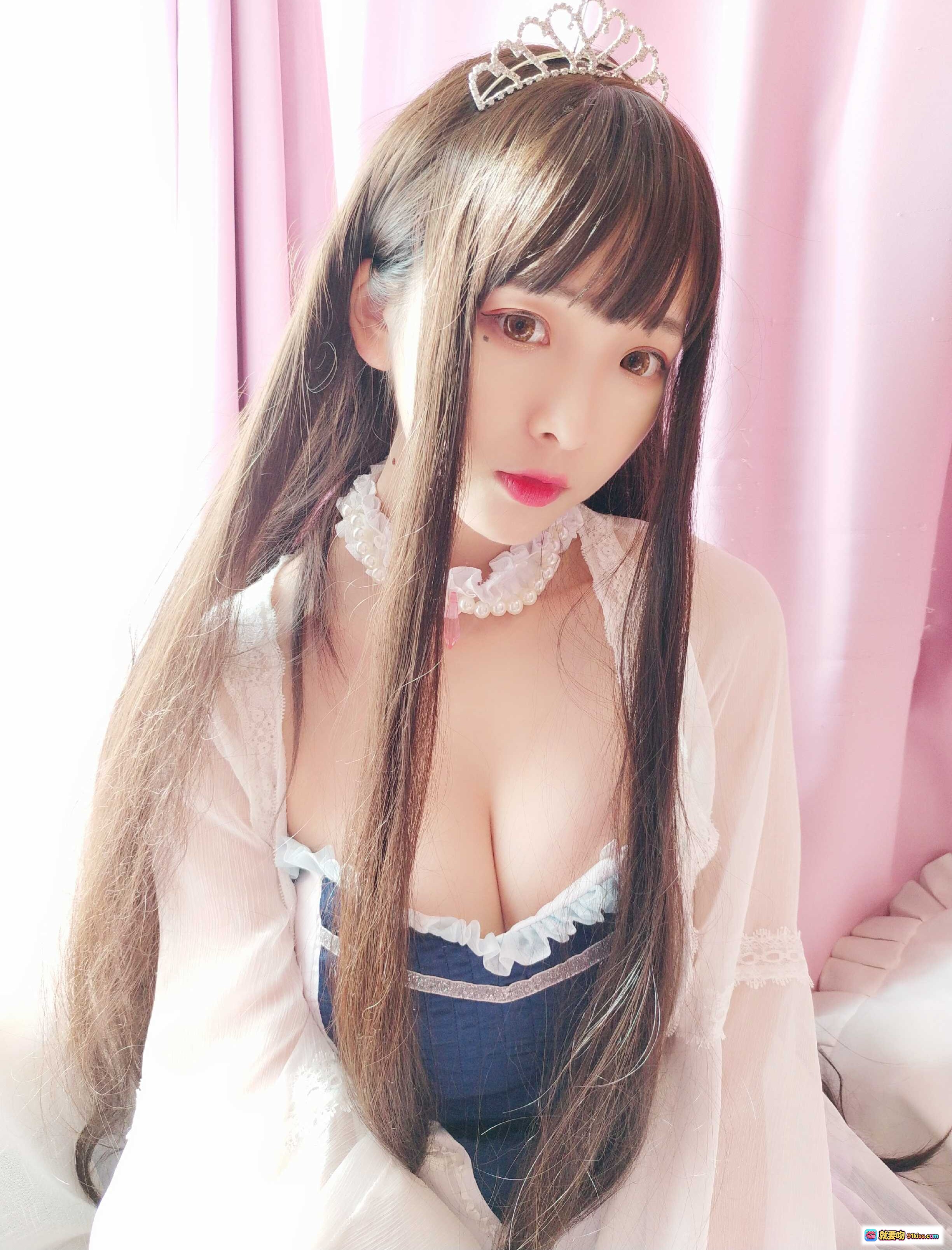 古川NO.026小公主写真｜甜美长发+皇冠头饰+蕾丝洛丽塔风+粉色背景+精致妆容+温柔眼神 - 就要吻