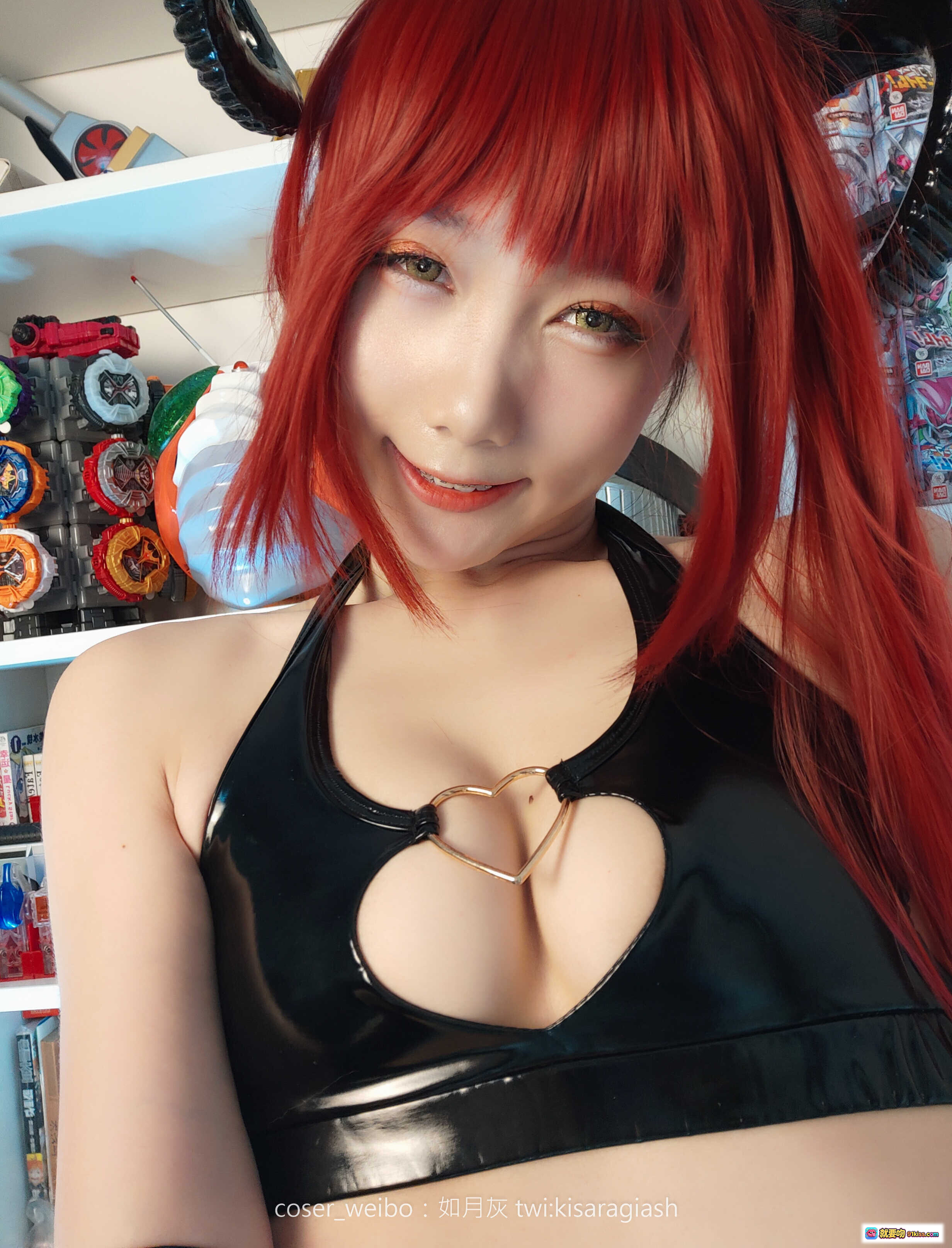 图片[1] - 如月灰赤发魅魔COS写真 | 黑色心形镂空上衣 | 红发少女甜美微笑 | 高清119P美图合集 - 就要吻