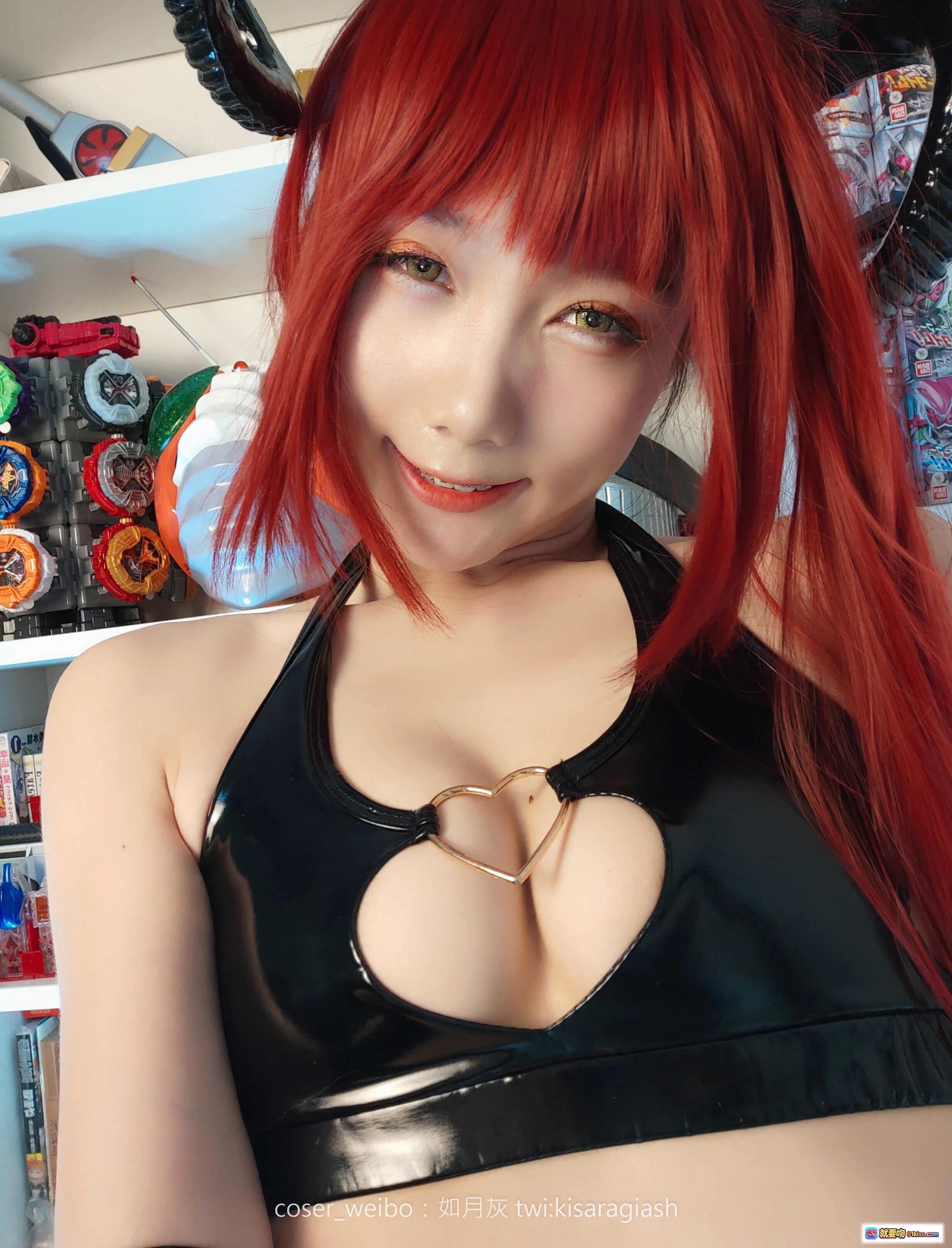 如月灰赤发魅魔COS写真 | 黑色心形镂空上衣 | 红发少女甜美微笑 | 高清119P美图合集 - 就要吻