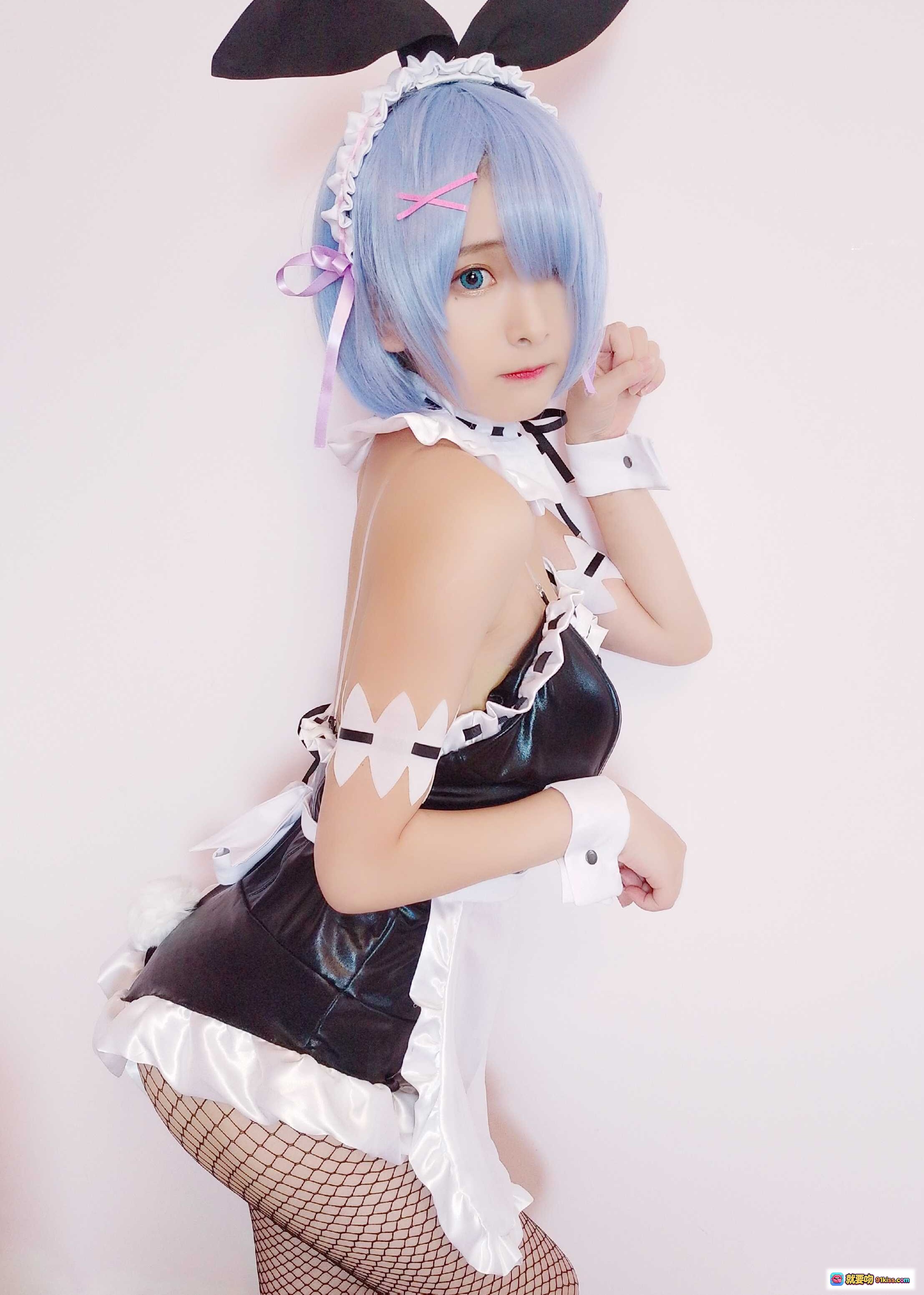 图片[9] - 古川NO.016蕾姆兔女郎Cosplay写真｜蓝发女仆装+渔网袜+黑色蝴蝶结+可爱坐姿美图 - 就要吻