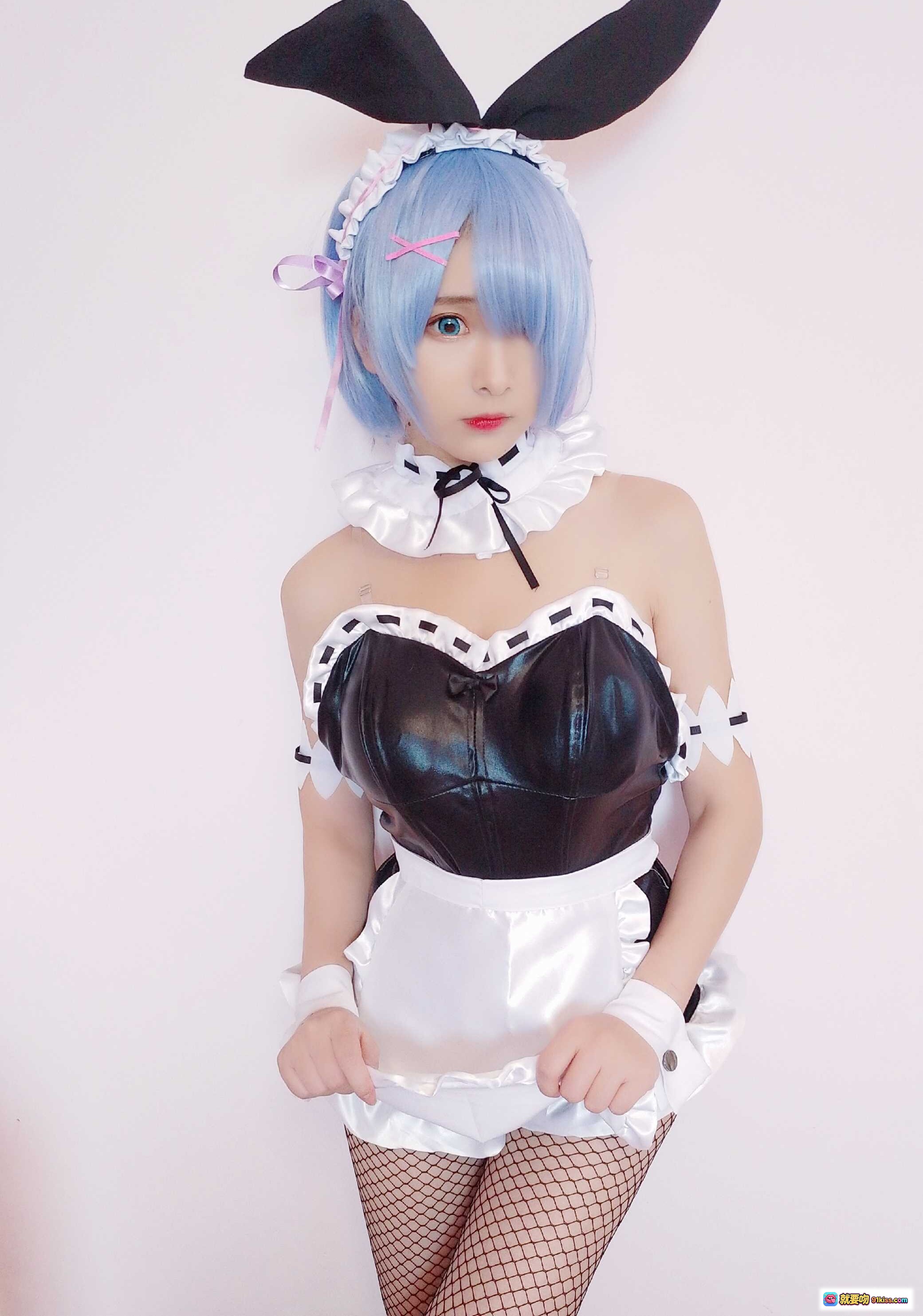 图片[3] - 古川NO.016蕾姆兔女郎Cosplay写真｜蓝发女仆装+渔网袜+黑色蝴蝶结+可爱坐姿美图 - 就要吻