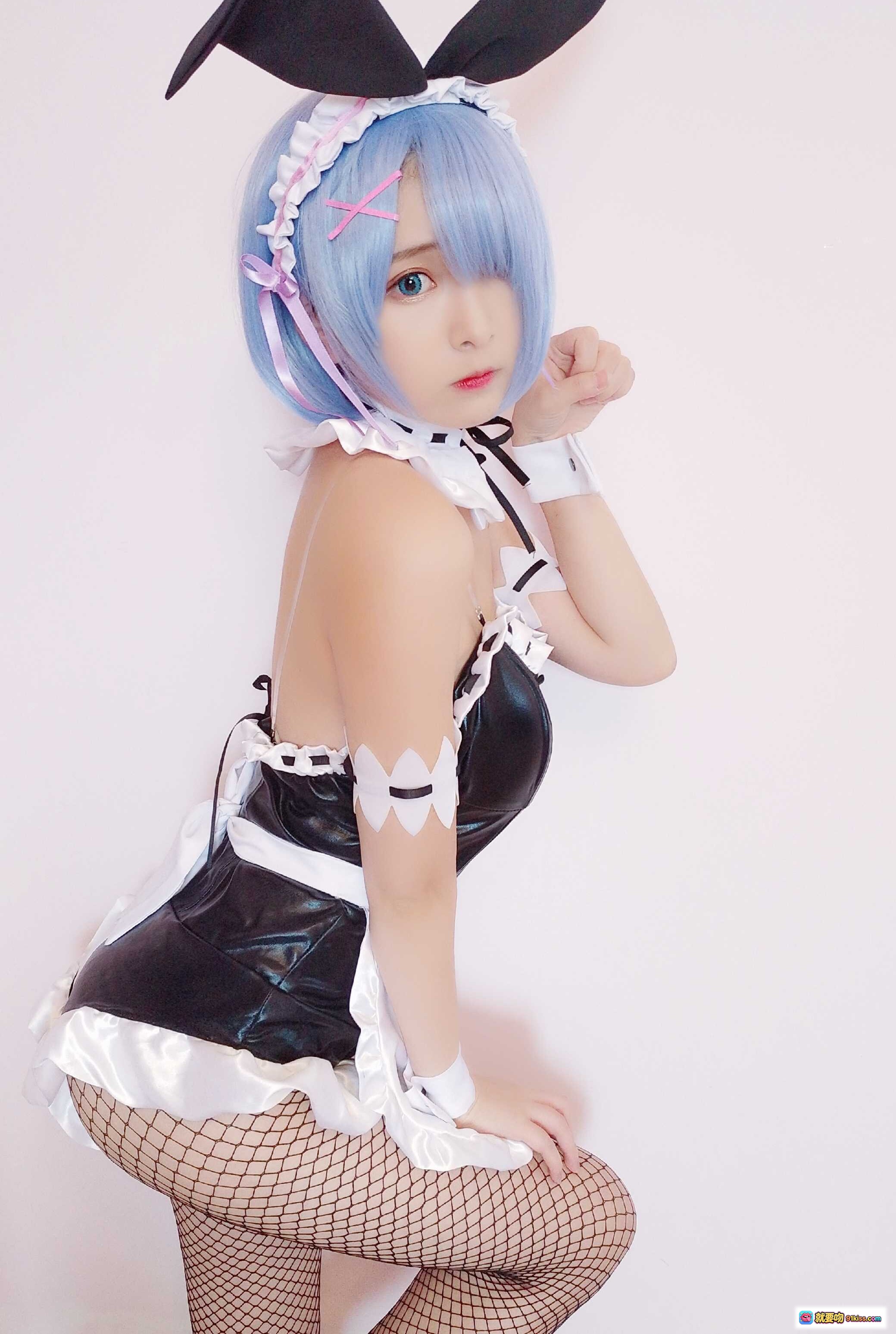 图片[2] - 古川NO.016蕾姆兔女郎Cosplay写真｜蓝发女仆装+渔网袜+黑色蝴蝶结+可爱坐姿美图 - 就要吻