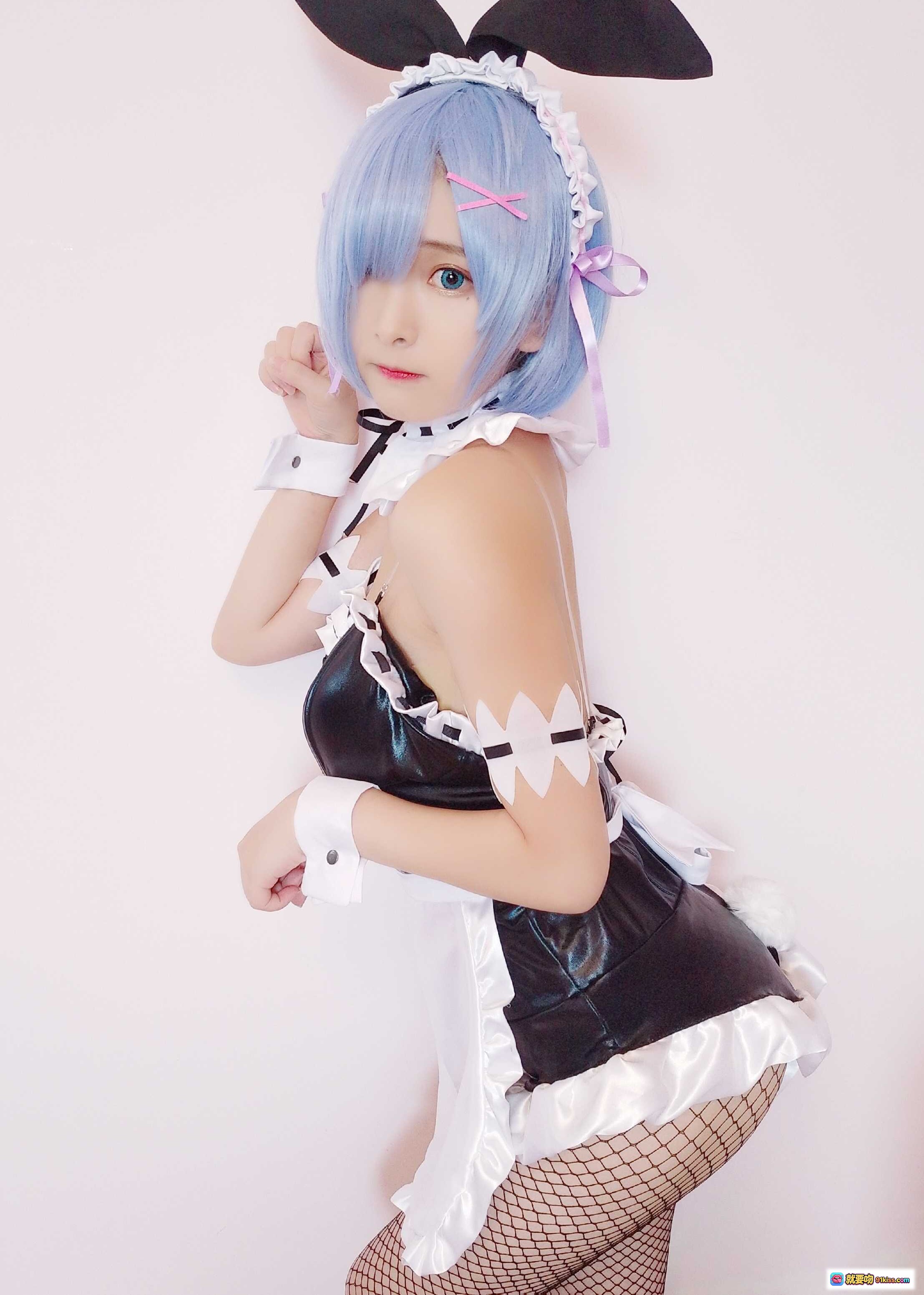 图片[6] - 古川NO.016蕾姆兔女郎Cosplay写真｜蓝发女仆装+渔网袜+黑色蝴蝶结+可爱坐姿美图 - 就要吻