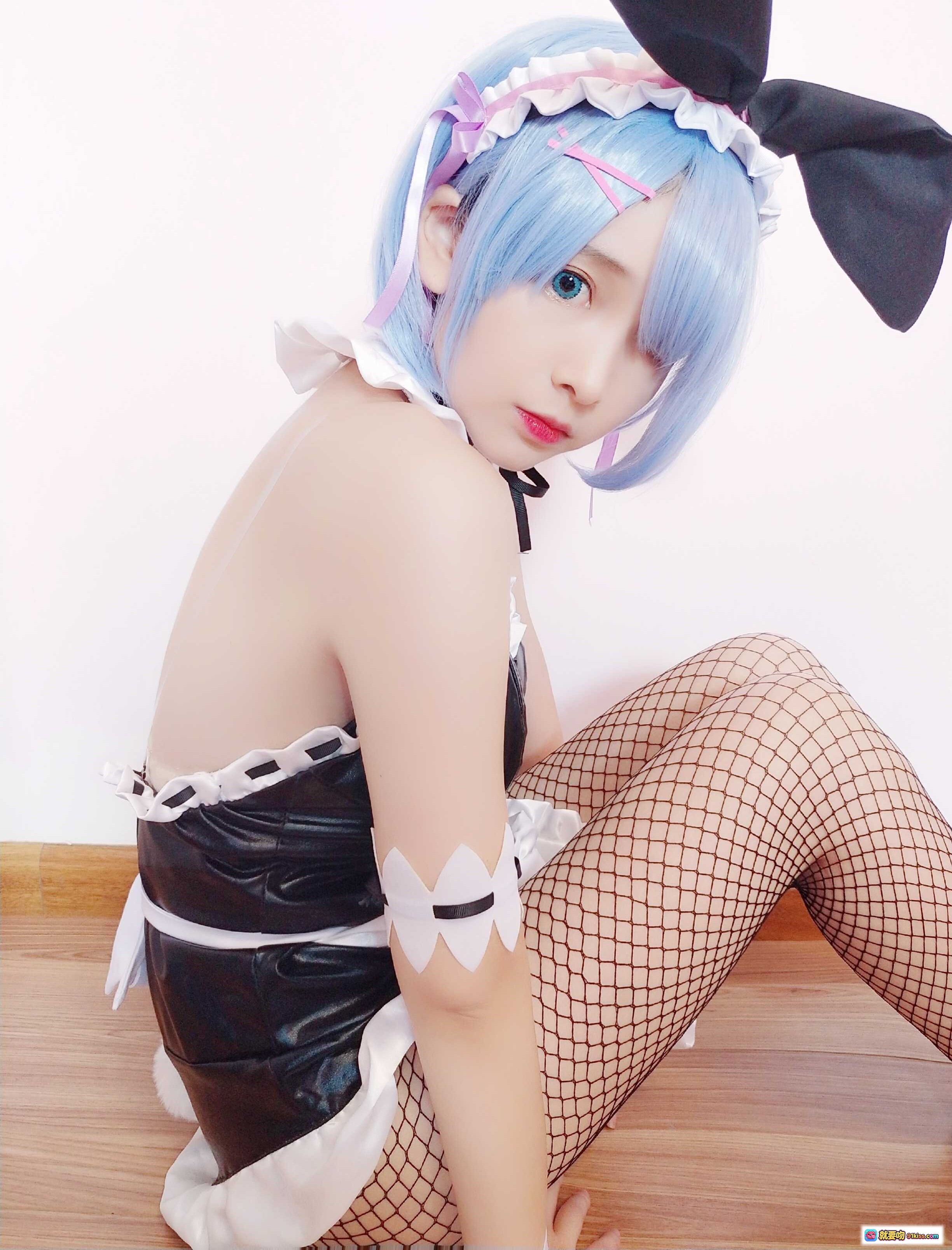 古川NO.016蕾姆兔女郎Cosplay写真｜蓝发女仆装+渔网袜+黑色蝴蝶结+可爱坐姿美图 - 就要吻