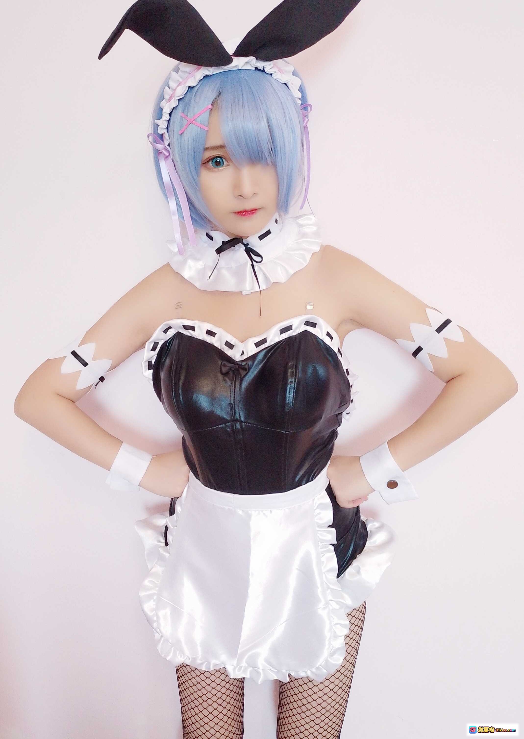 图片[10] - 古川NO.016蕾姆兔女郎Cosplay写真｜蓝发女仆装+渔网袜+黑色蝴蝶结+可爱坐姿美图 - 就要吻