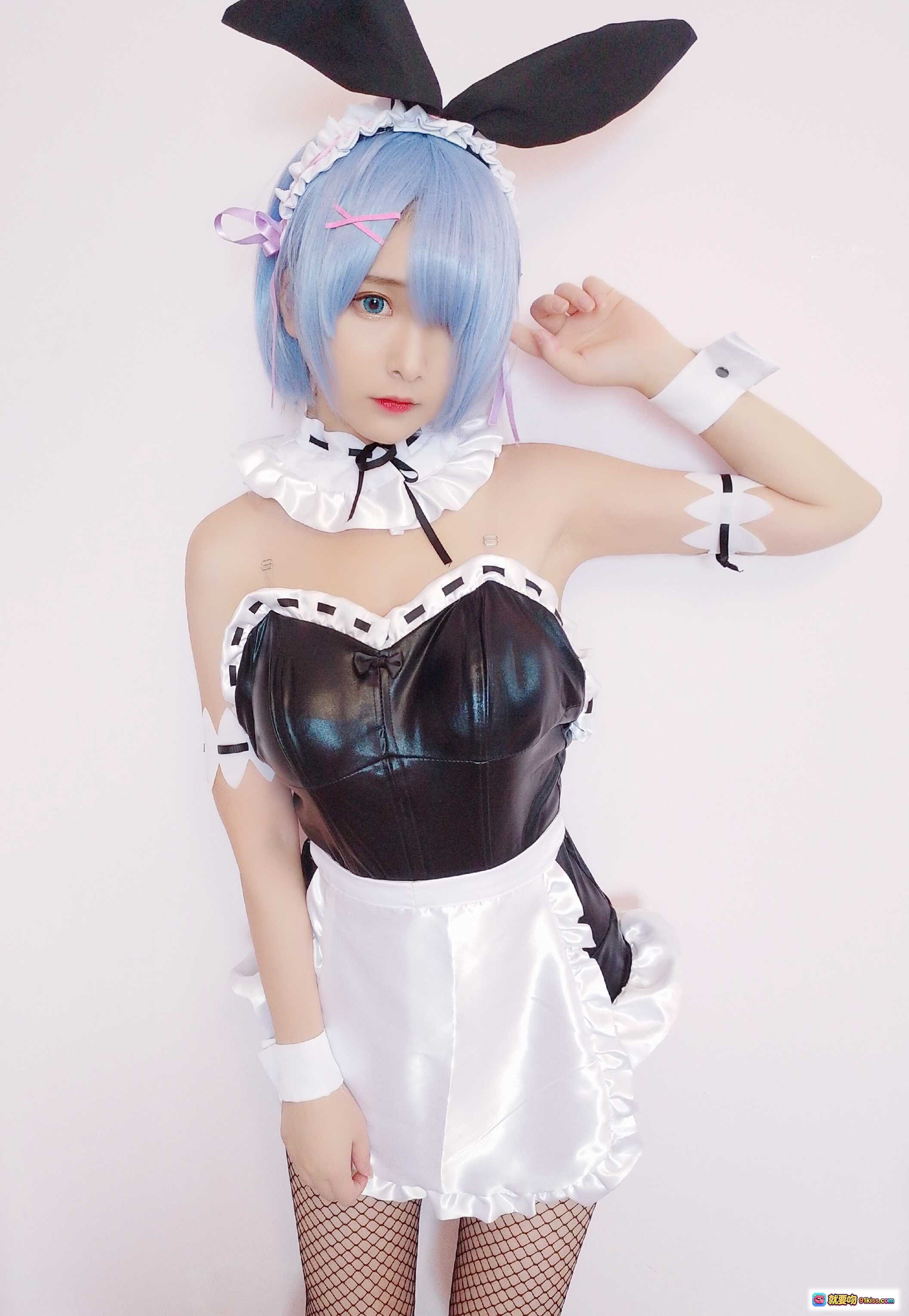 图片[4] - 古川NO.016蕾姆兔女郎Cosplay写真｜蓝发女仆装+渔网袜+黑色蝴蝶结+可爱坐姿美图 - 就要吻