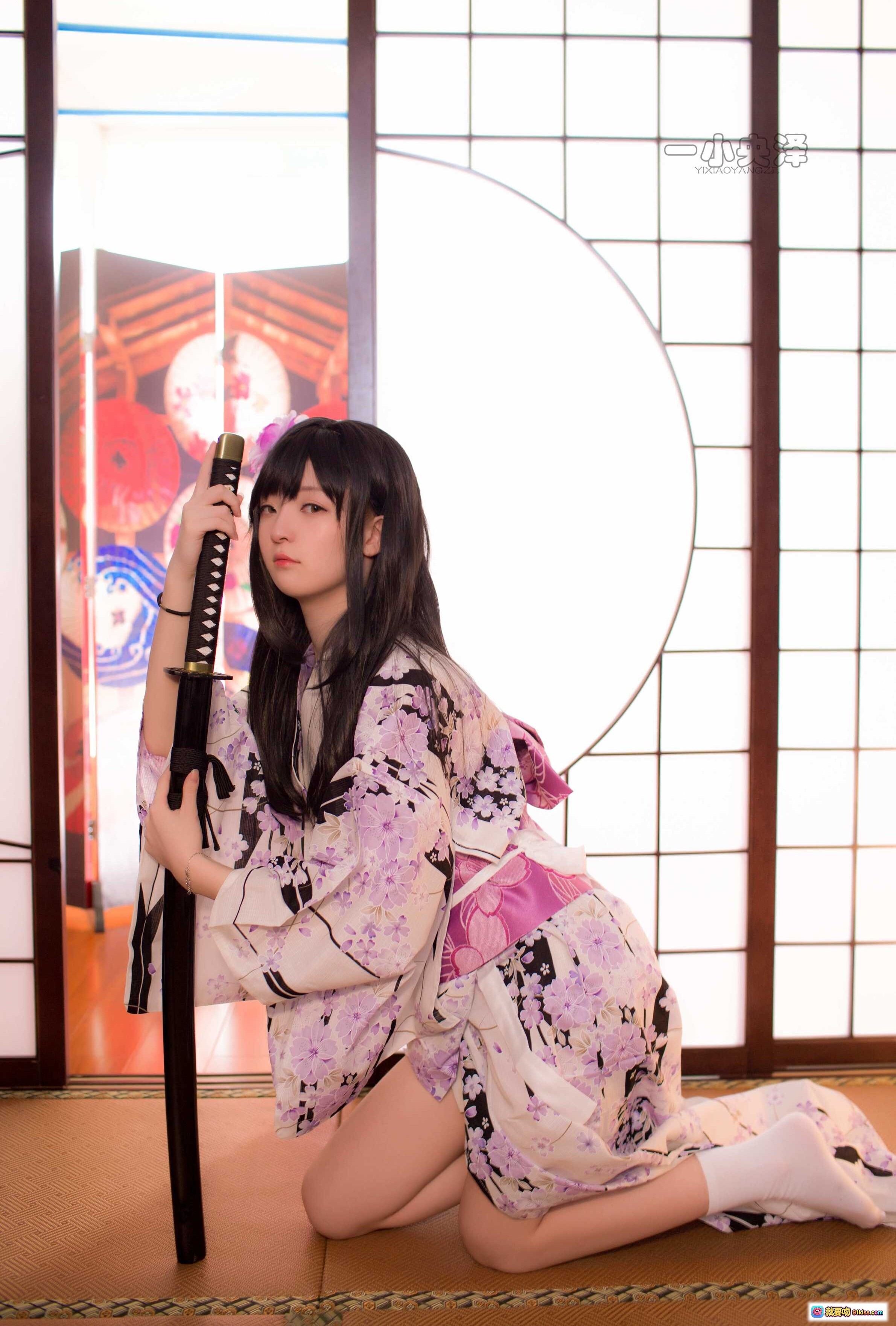 图片[8] - 一小央泽NO.017竞赛泳衣写真｜黑色亮面紧身衣+丝袜镜前美拍｜花墙红帘氛围感私房照 - 就要吻