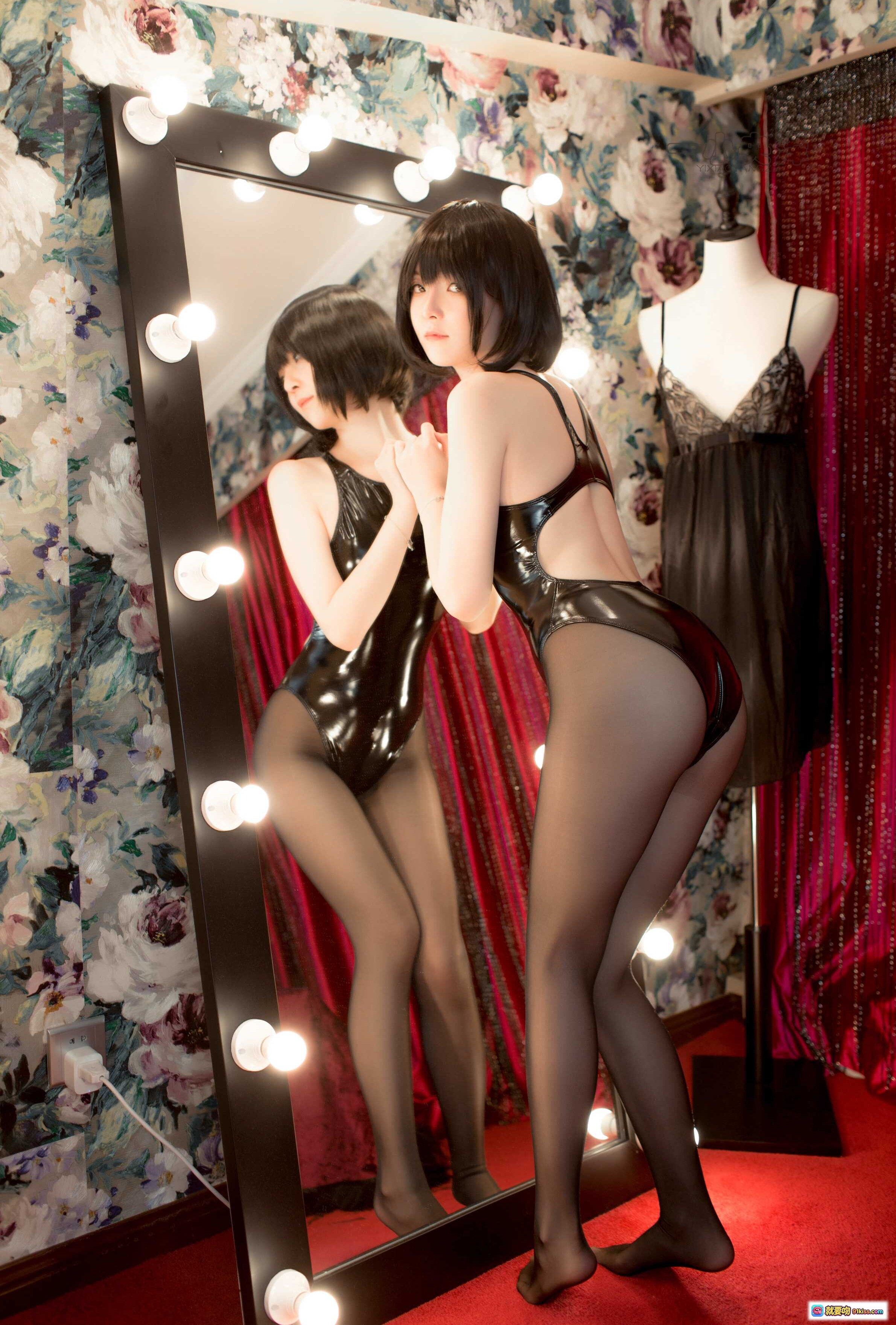 图片[2] - 一小央泽NO.017竞赛泳衣写真｜黑色亮面紧身衣+丝袜镜前美拍｜花墙红帘氛围感私房照 - 就要吻