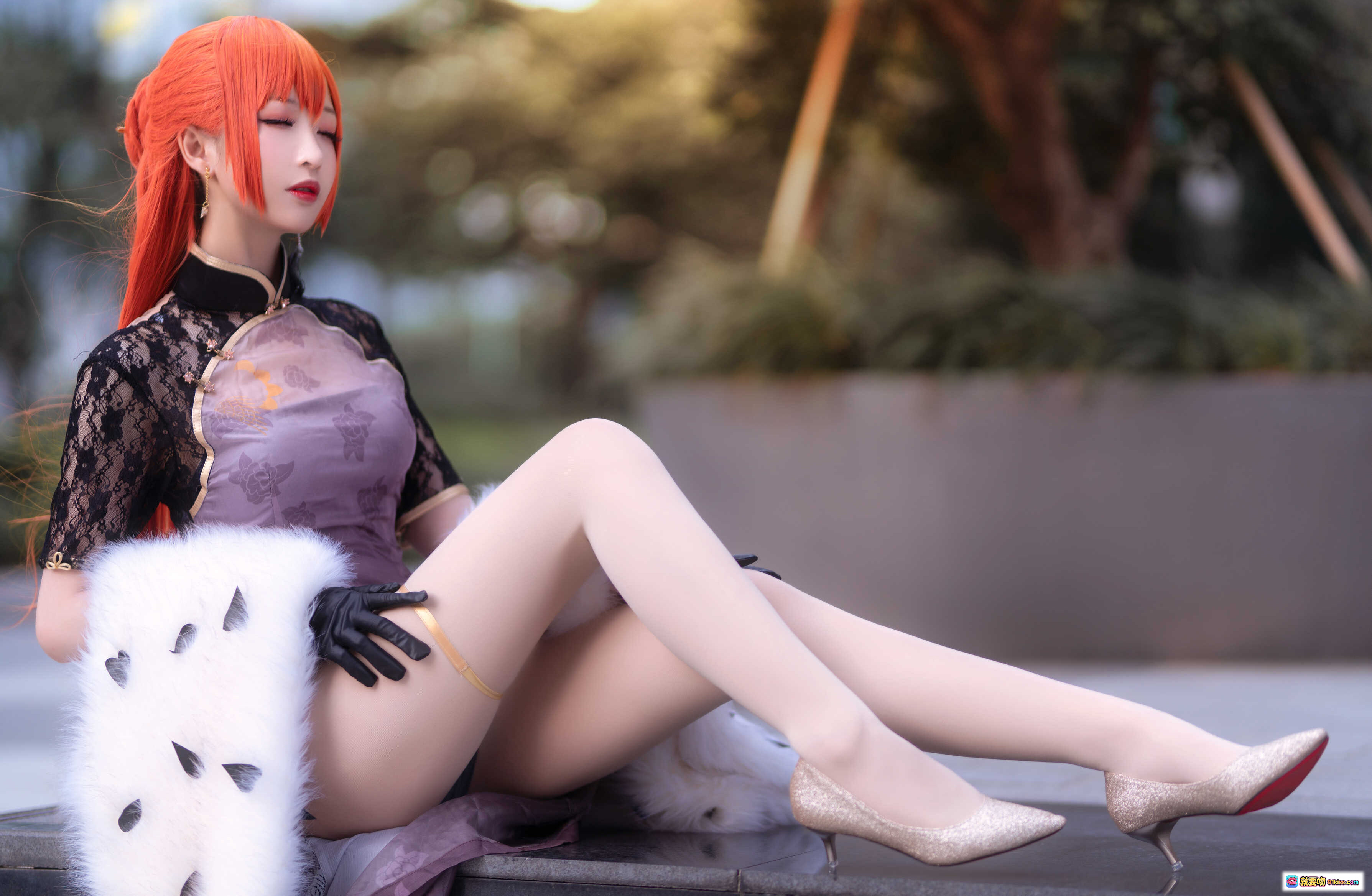图片[1] - 南宫NO.008君主cosplay写真｜橙发旗袍美腿高跟黑手套毛绒披肩户外坐姿优雅性感 - 就要吻
