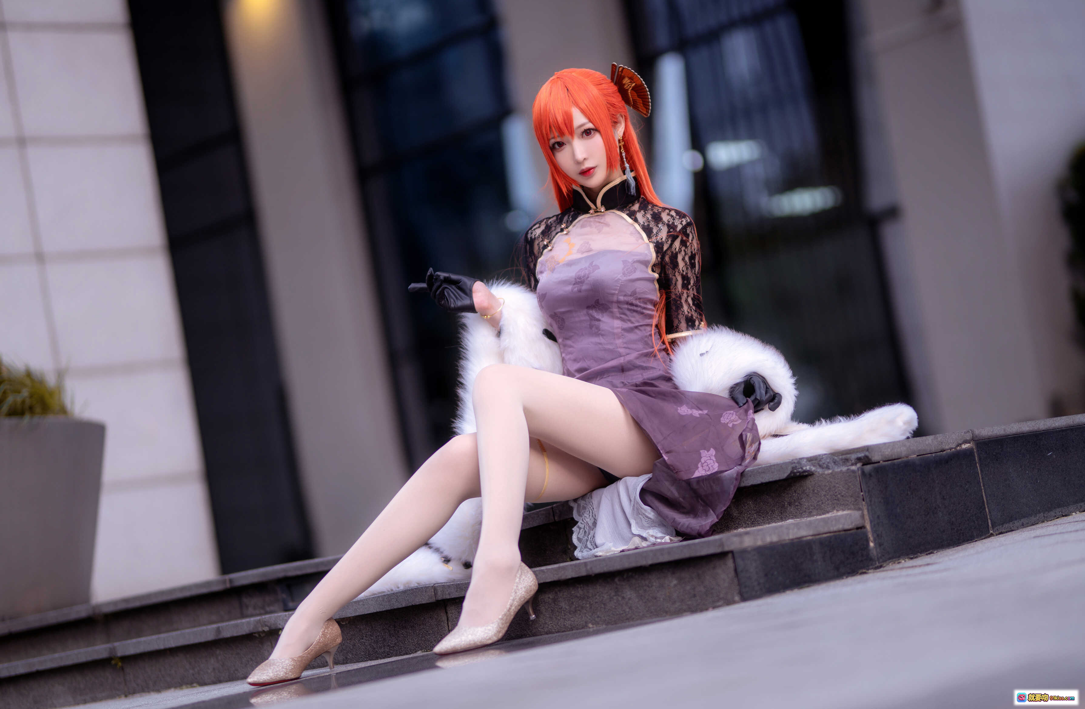 图片[2] - 南宫NO.008君主cosplay写真｜橙发旗袍美腿高跟黑手套毛绒披肩户外坐姿优雅性感 - 就要吻