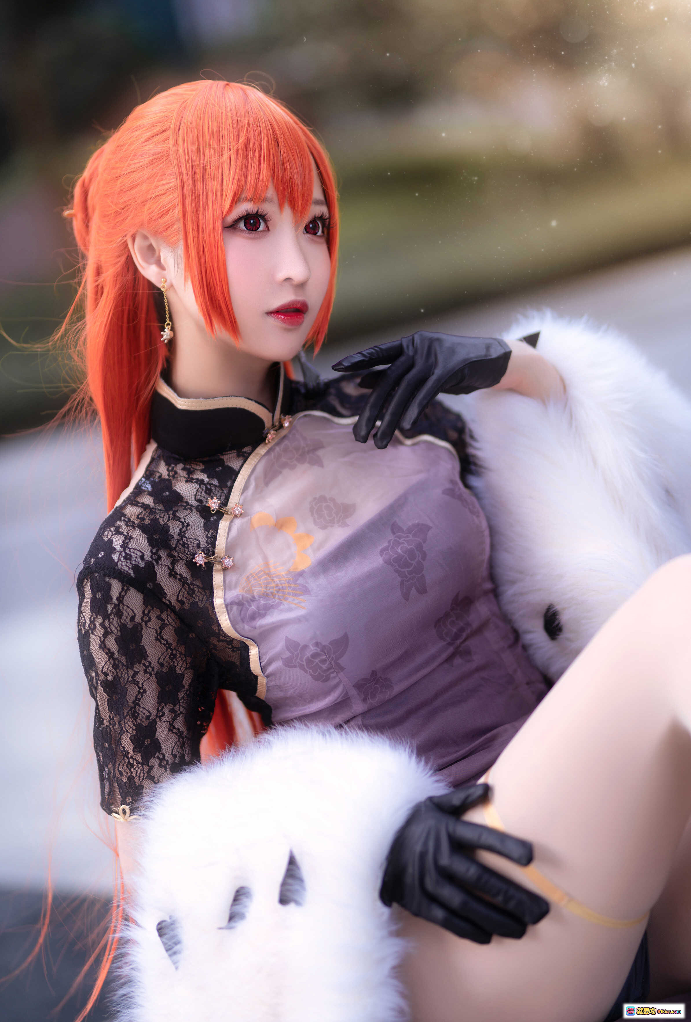 图片[4] - 南宫NO.008君主cosplay写真｜橙发旗袍美腿高跟黑手套毛绒披肩户外坐姿优雅性感 - 就要吻