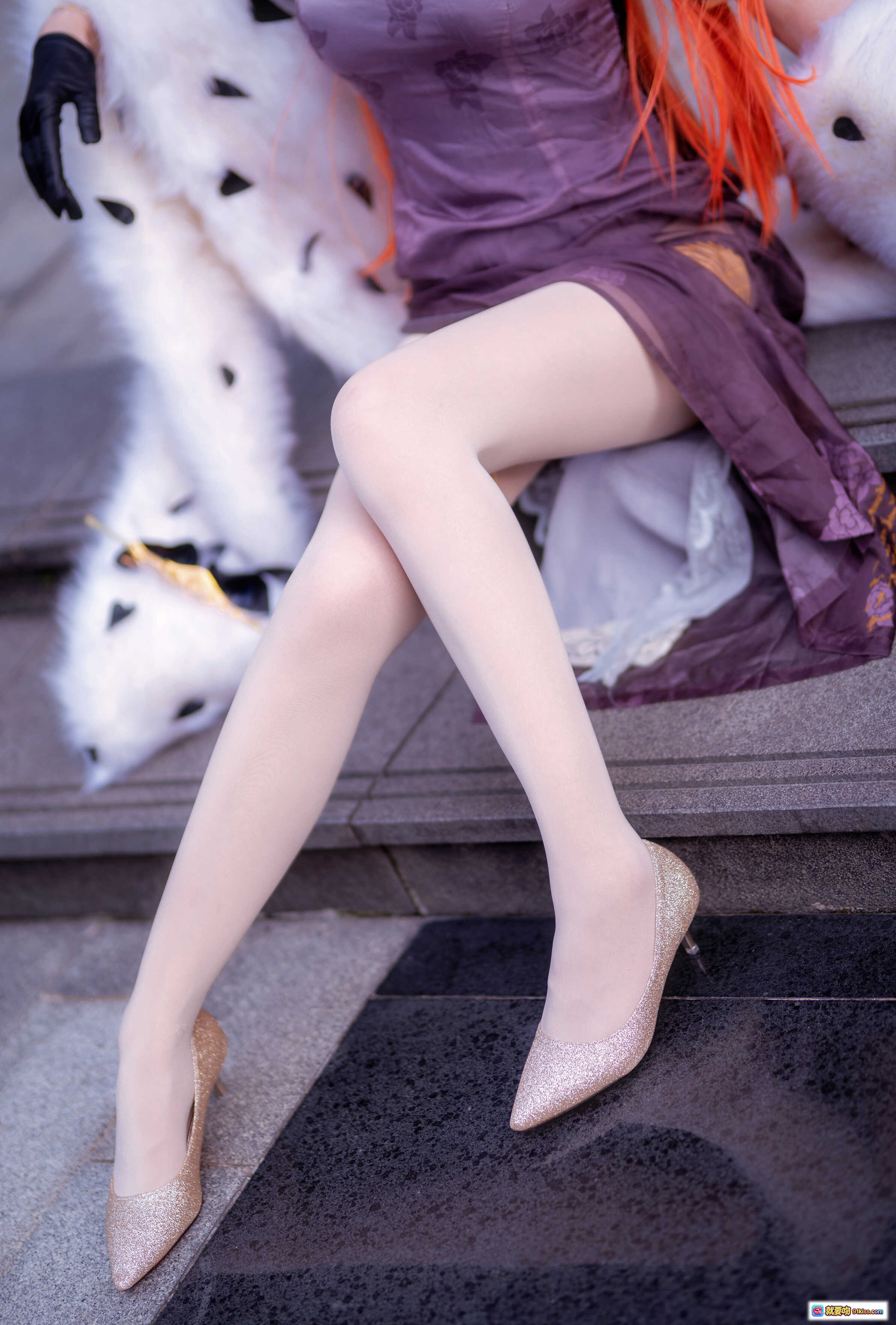图片[7] - 南宫NO.008君主cosplay写真｜橙发旗袍美腿高跟黑手套毛绒披肩户外坐姿优雅性感 - 就要吻