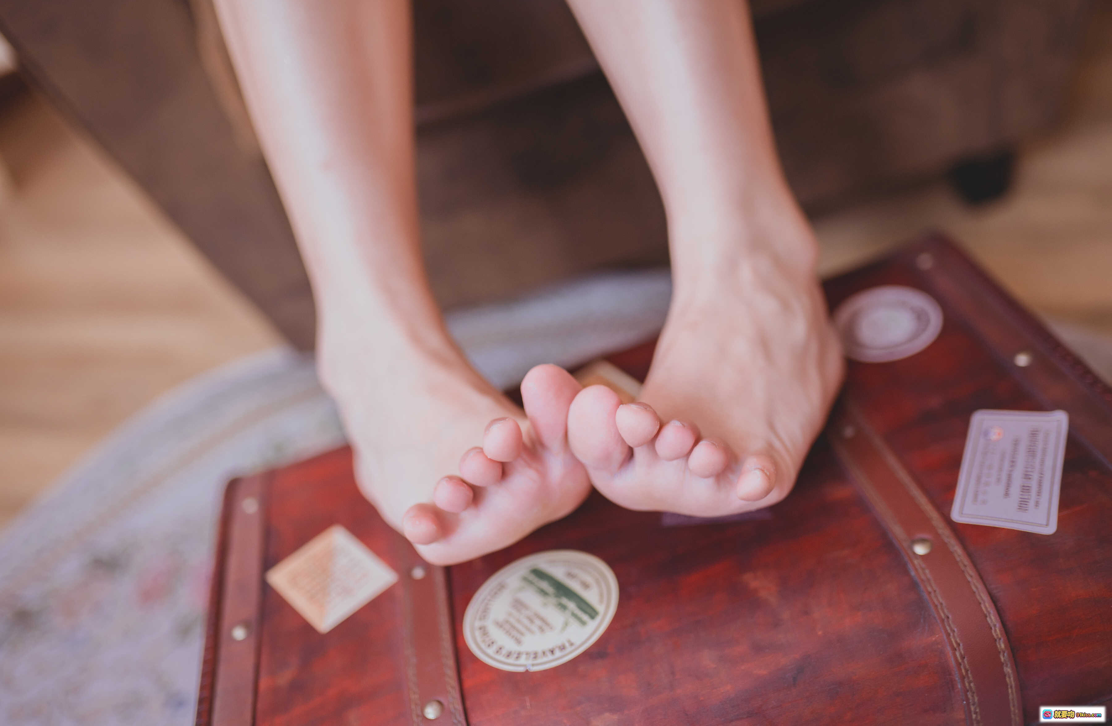 Yoko宅夏NO.016索尼子圣诞写真 18P高清美足特写 木质箱上赤足摆拍 温馨居家氛围 200MB大图包 - 就要吻