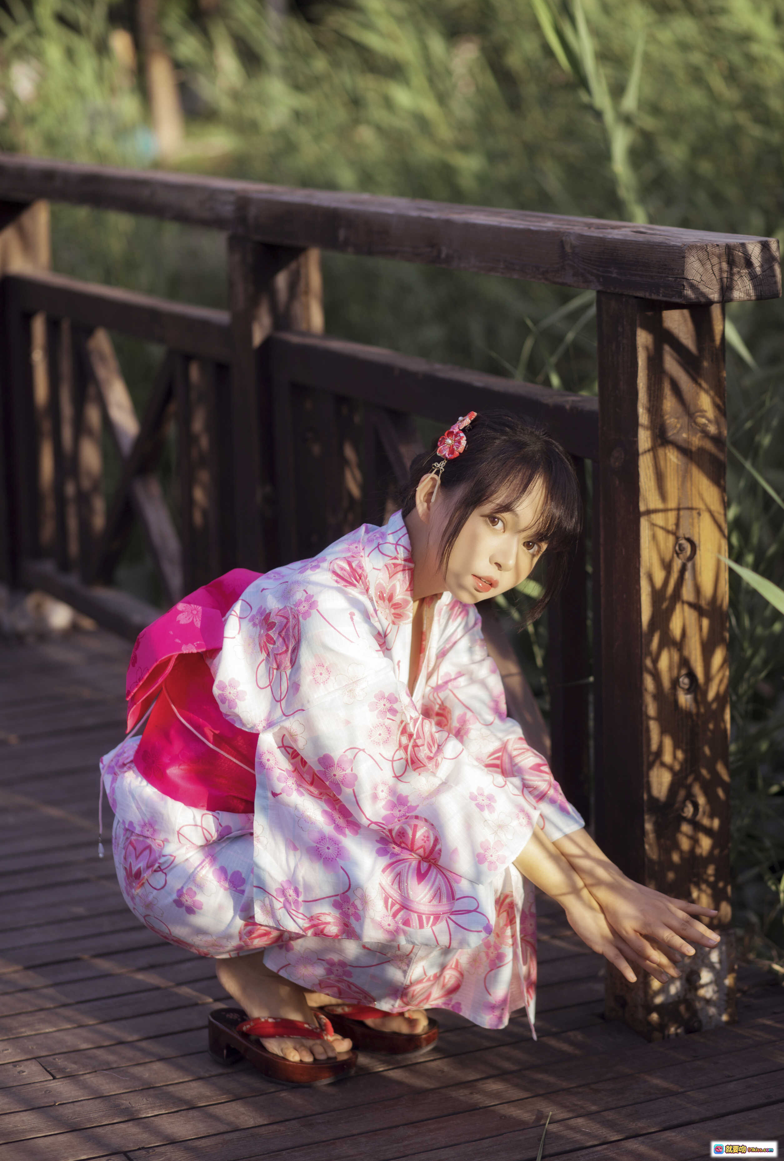 黑猫猫OvO NO.005 和服超进化写真 | 粉白樱花和服少女木桥蹲姿日系风摄影 [14P-163M] - 就要吻