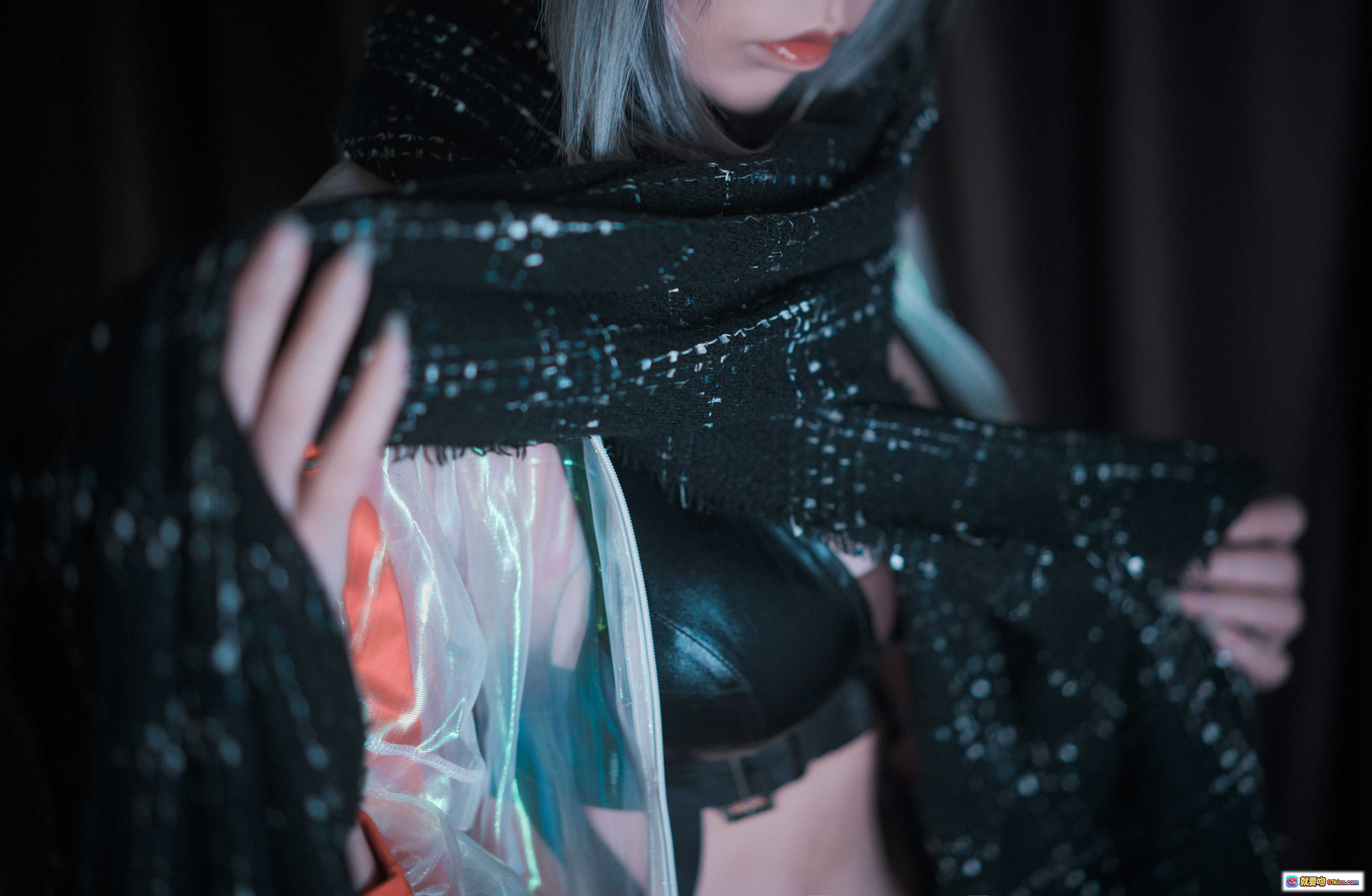 图片[2] - 爱老师明日方舟cosplay夜景街拍｜猫耳银发黑丝短裤透明外套时尚造型 - 就要吻