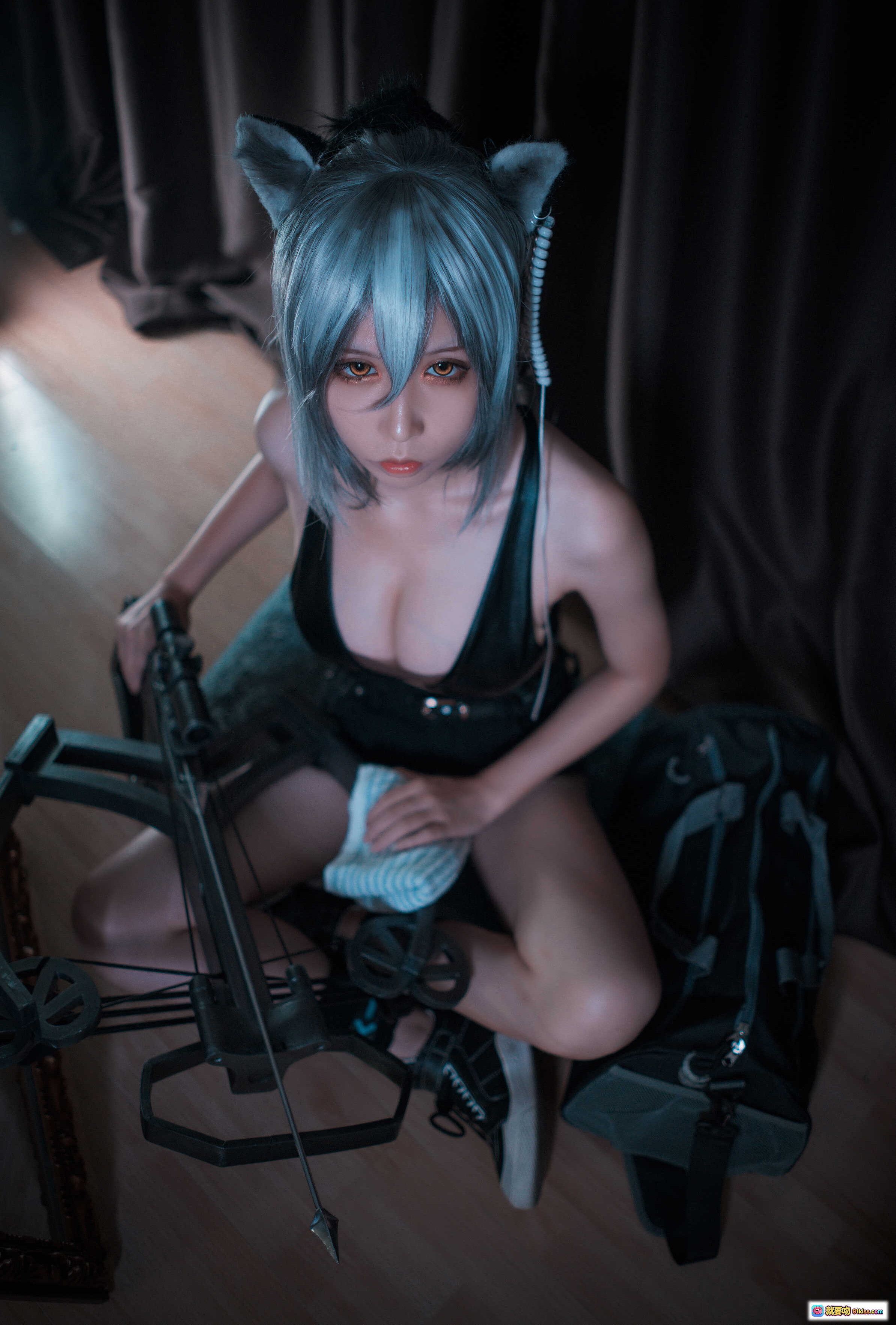 图片[3] - 爱老师明日方舟cosplay夜景街拍｜猫耳银发黑丝短裤透明外套时尚造型 - 就要吻