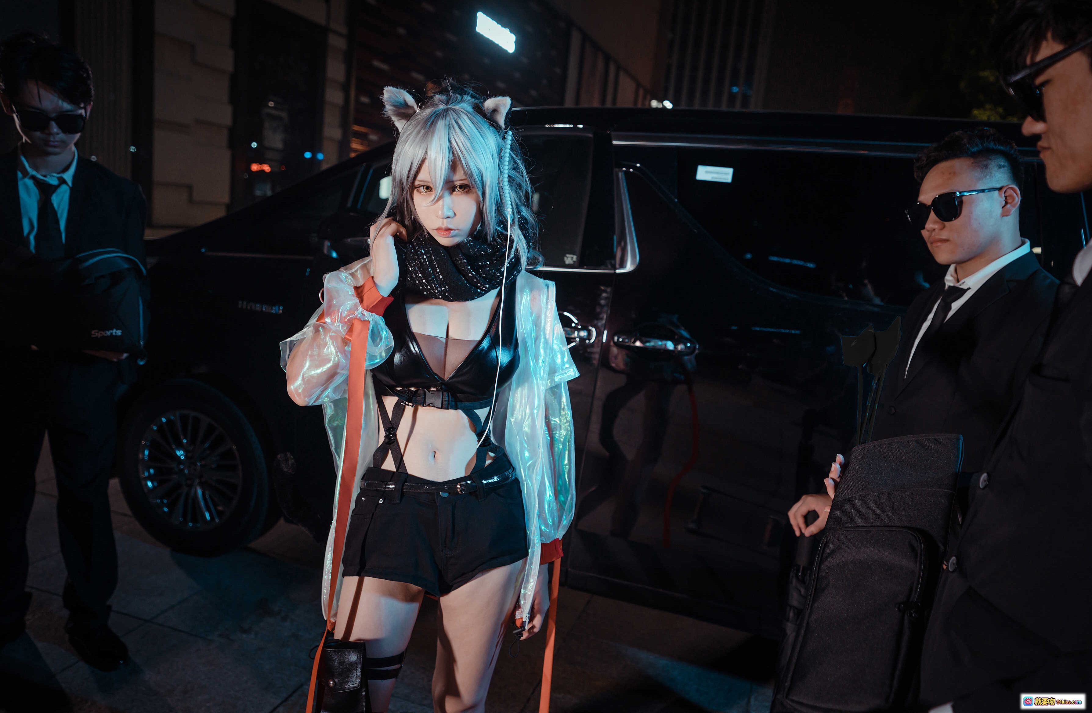 爱老师明日方舟cosplay夜景街拍｜猫耳银发黑丝短裤透明外套时尚造型 - 就要吻