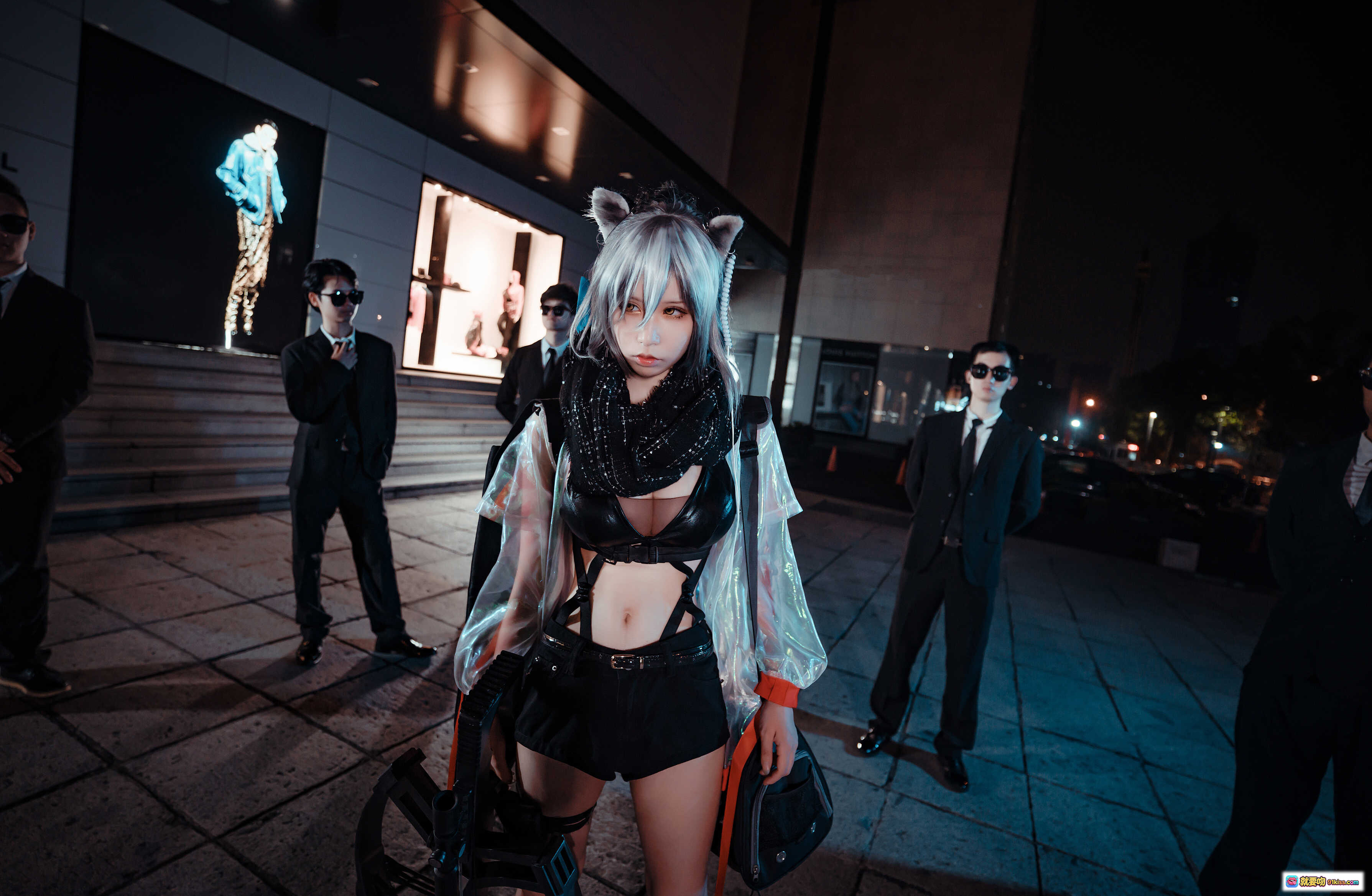 图片[6] - 爱老师明日方舟cosplay夜景街拍｜猫耳银发黑丝短裤透明外套时尚造型 - 就要吻