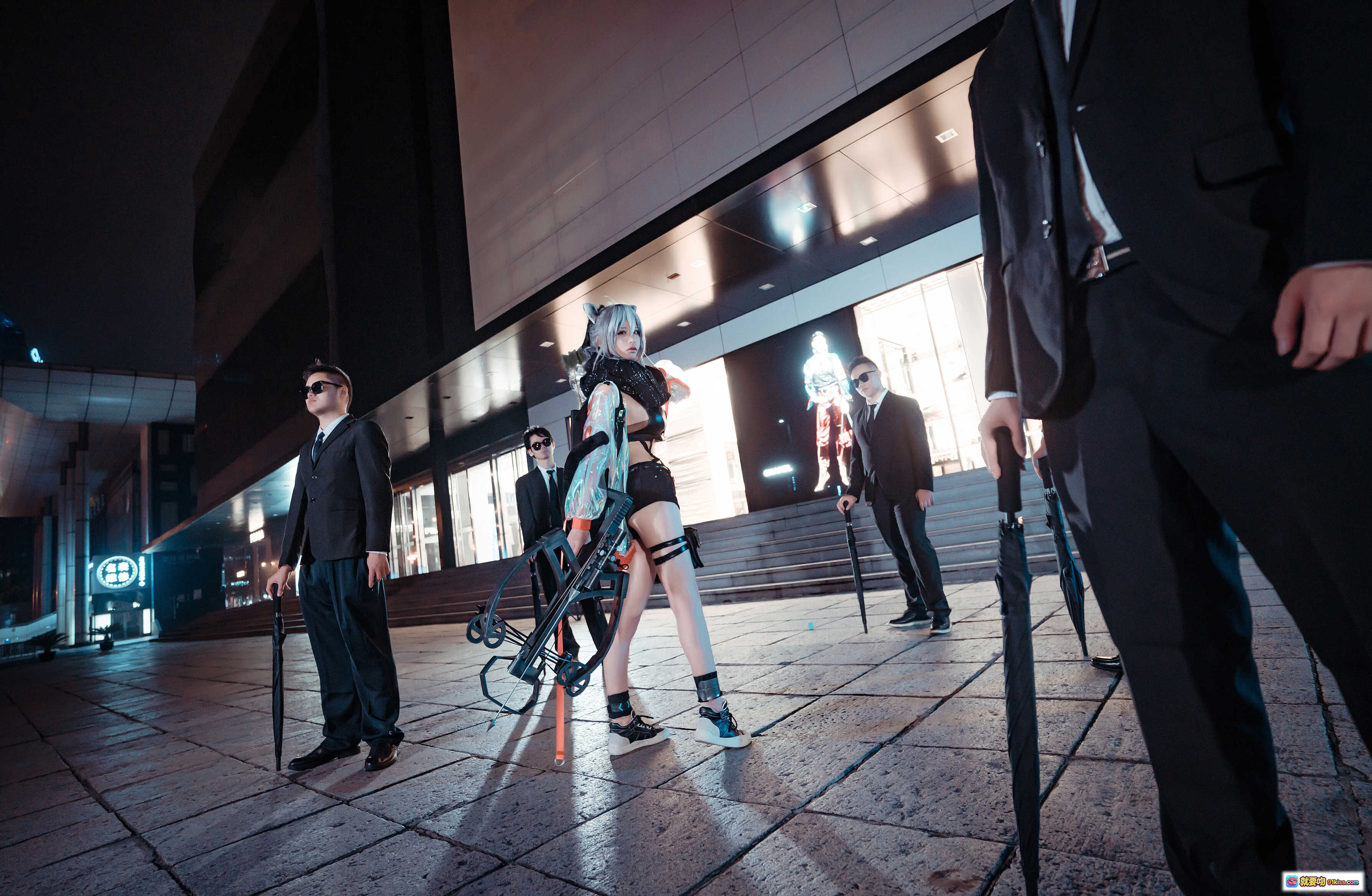 图片[10] - 爱老师明日方舟cosplay夜景街拍｜猫耳银发黑丝短裤透明外套时尚造型 - 就要吻