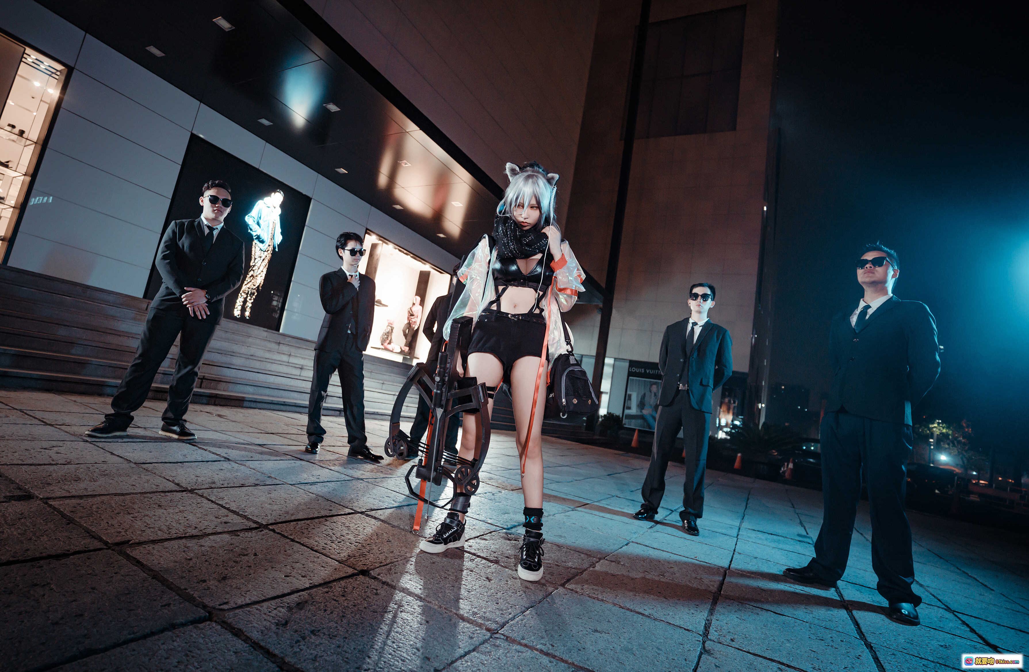 图片[9] - 爱老师明日方舟cosplay夜景街拍｜猫耳银发黑丝短裤透明外套时尚造型 - 就要吻