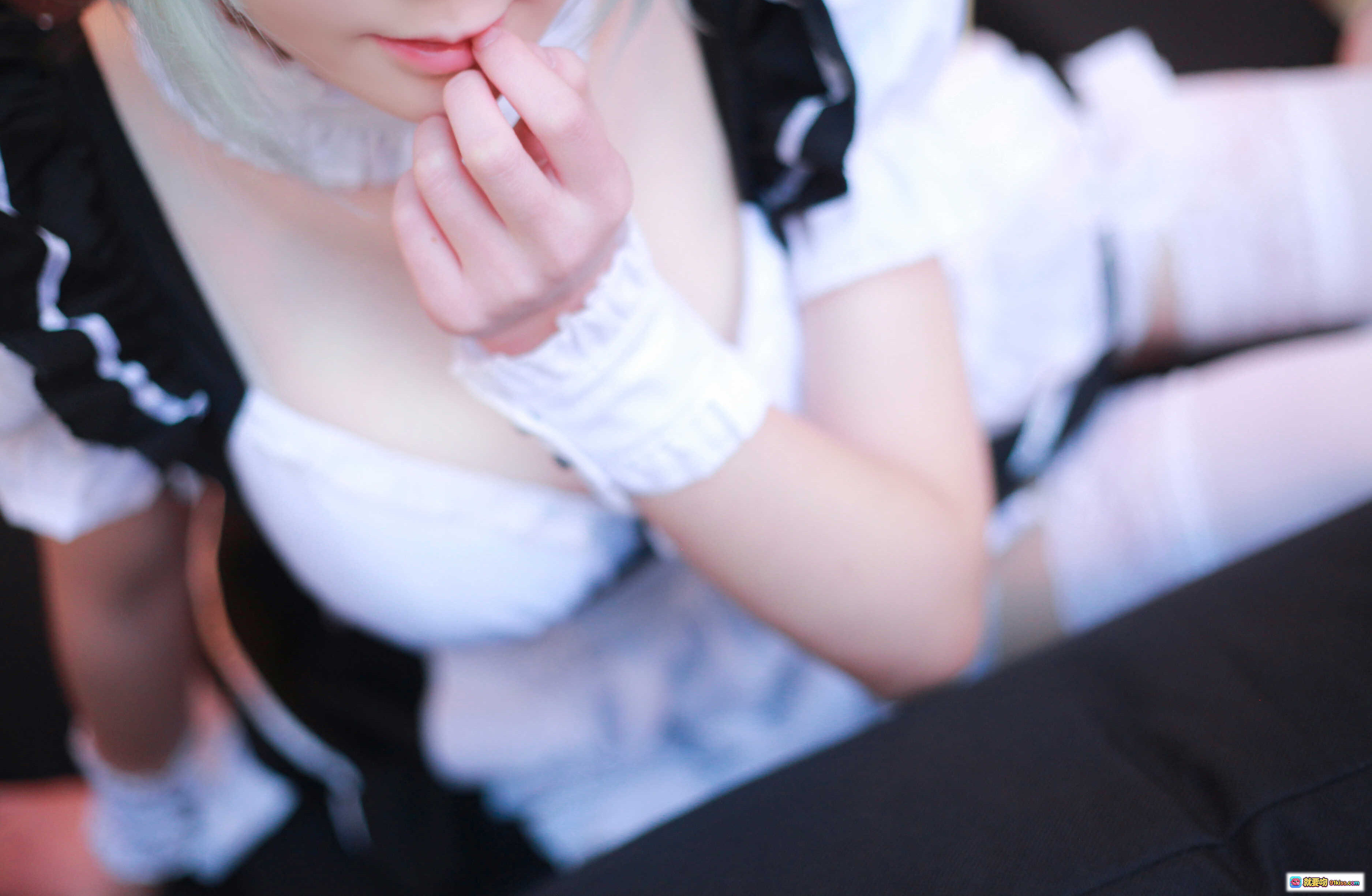 图片[9] - 小央泽NO.010女仆鸢一折纸cosplay写真 | 黑白女仆装+白丝袜+蕾丝边 | 甜系少女风咖啡厅场景拍摄 - 就要吻